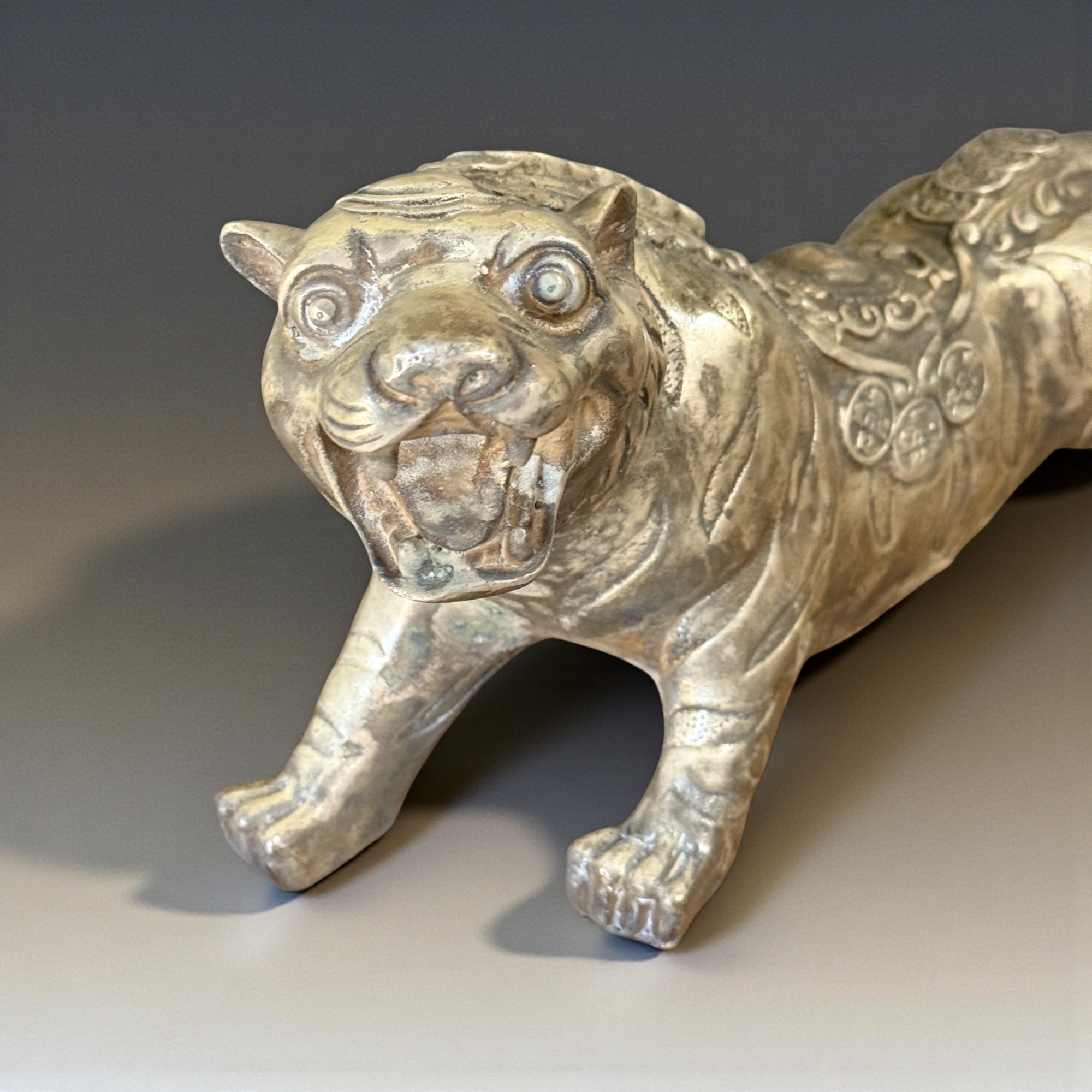 Tiger Bronze Skulptur aus China mit Reichtumsmünzen