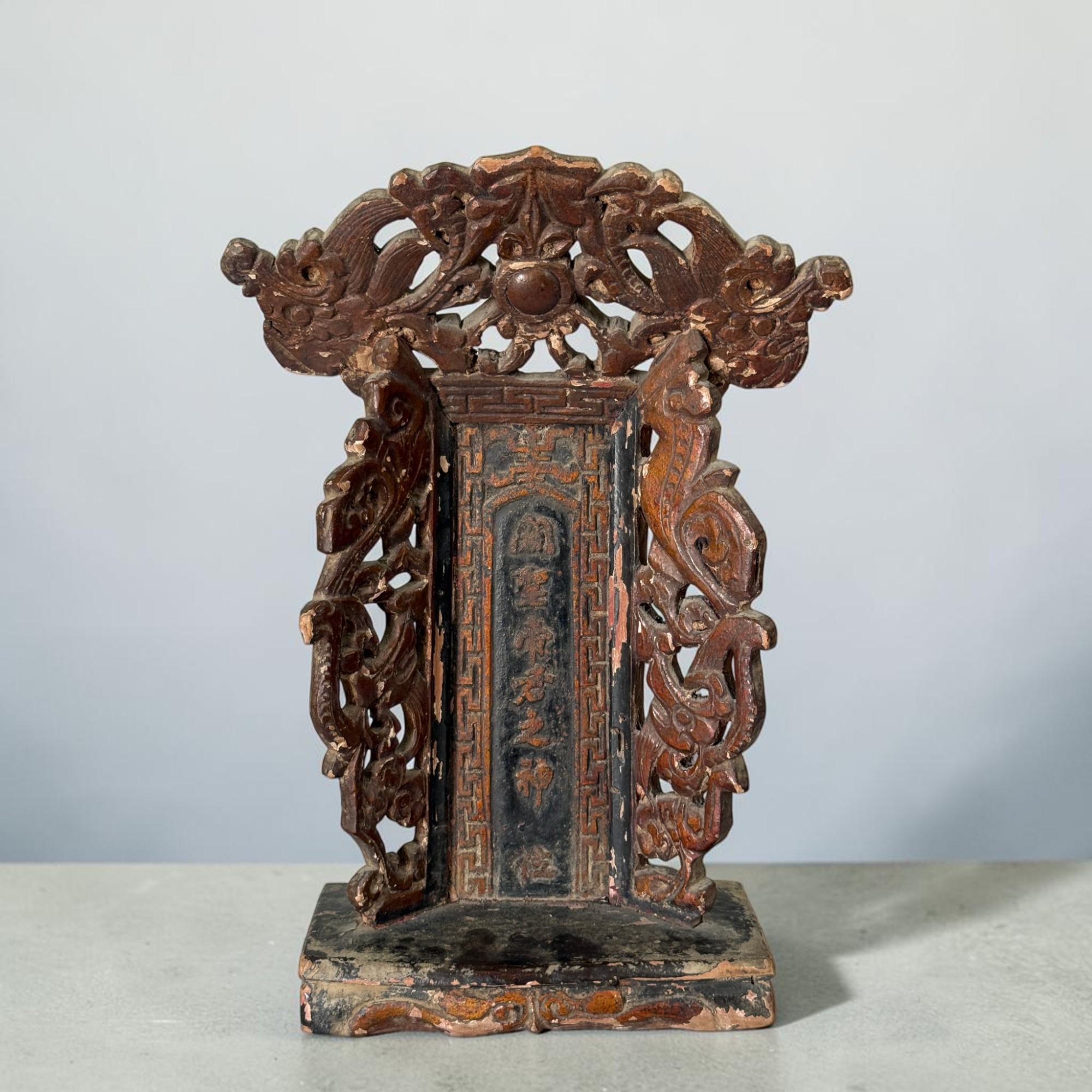 Alter chinesischer Holzschrein Hausaltar mit sitzendem Bronze Buddha