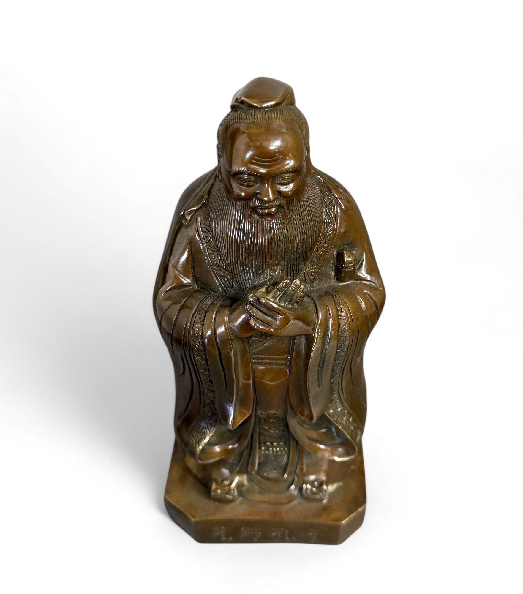 Konfuzius Skulptur aus China - Bronzefigur mit Schriftzeichen