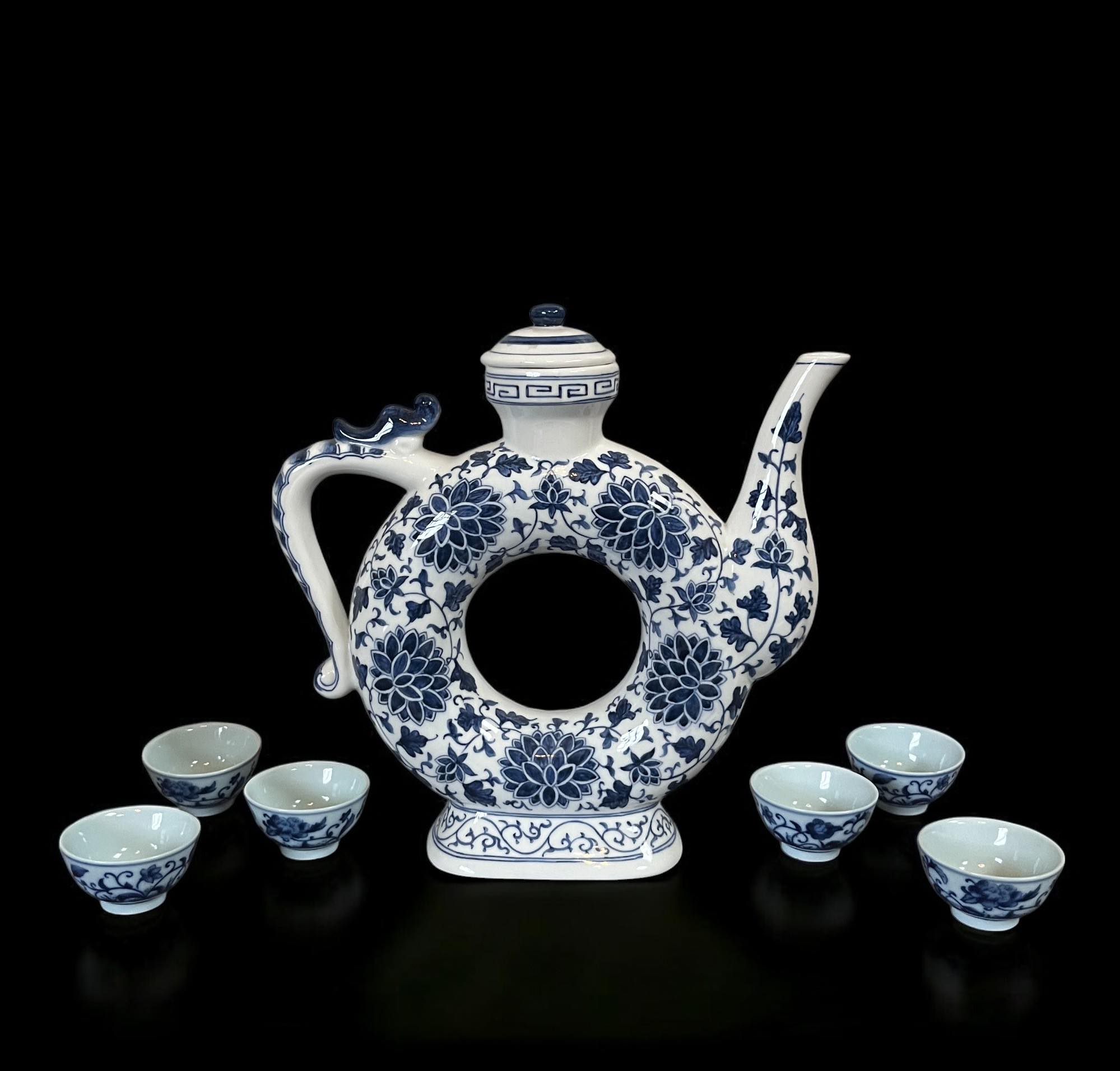 China Teeschalen mit Lotusblumen Kanne aus Porzellan