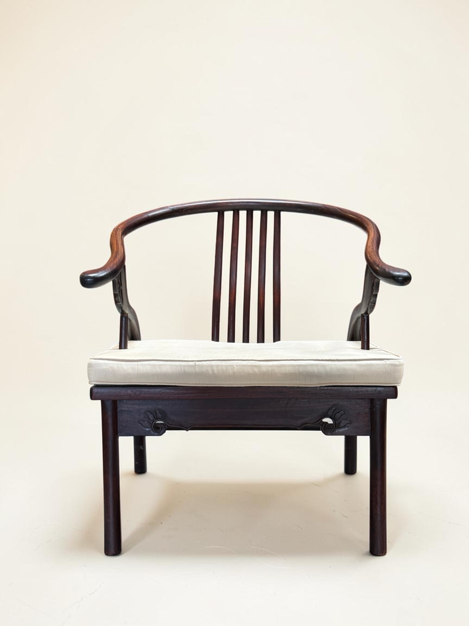 Alter chinesischer Sessel Quanyi mit Hufeisenlehne