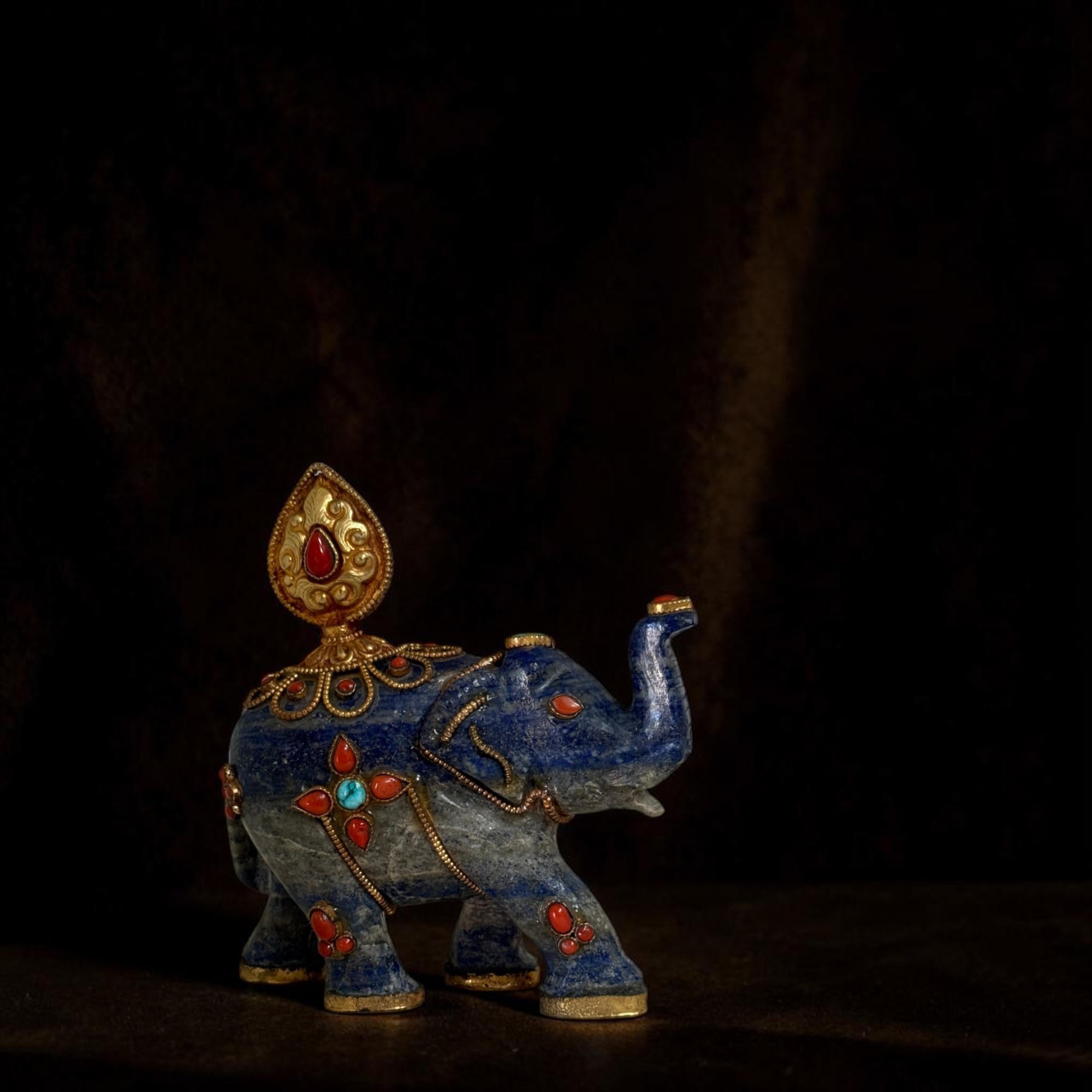 Lapislazuli Elefant „Glücksbringer“ mit flammendem Juwel – Feuervergoldet – Nepal