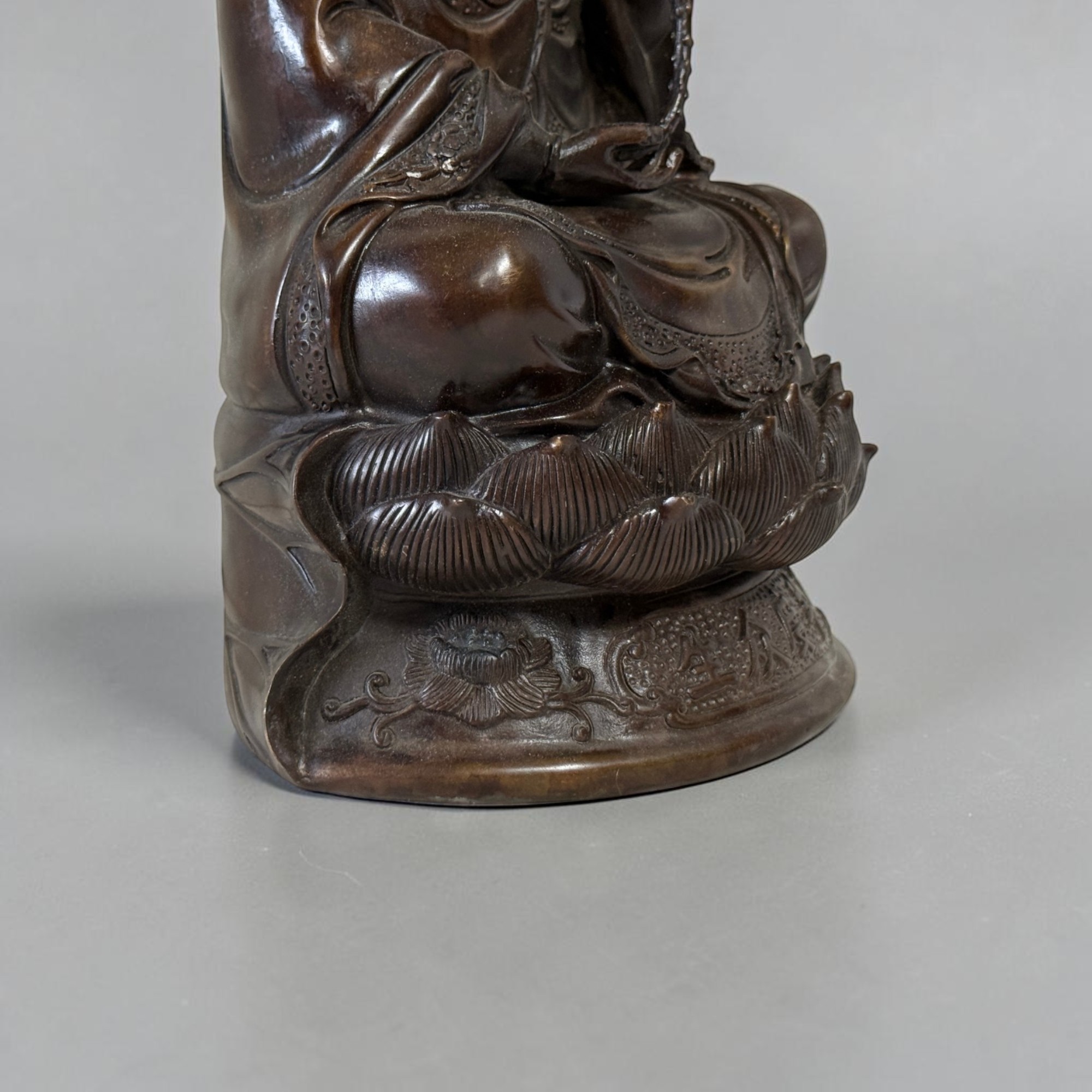 Guanyin Bronze Figur Bodhisattva auf Lotussockel China 34cm
