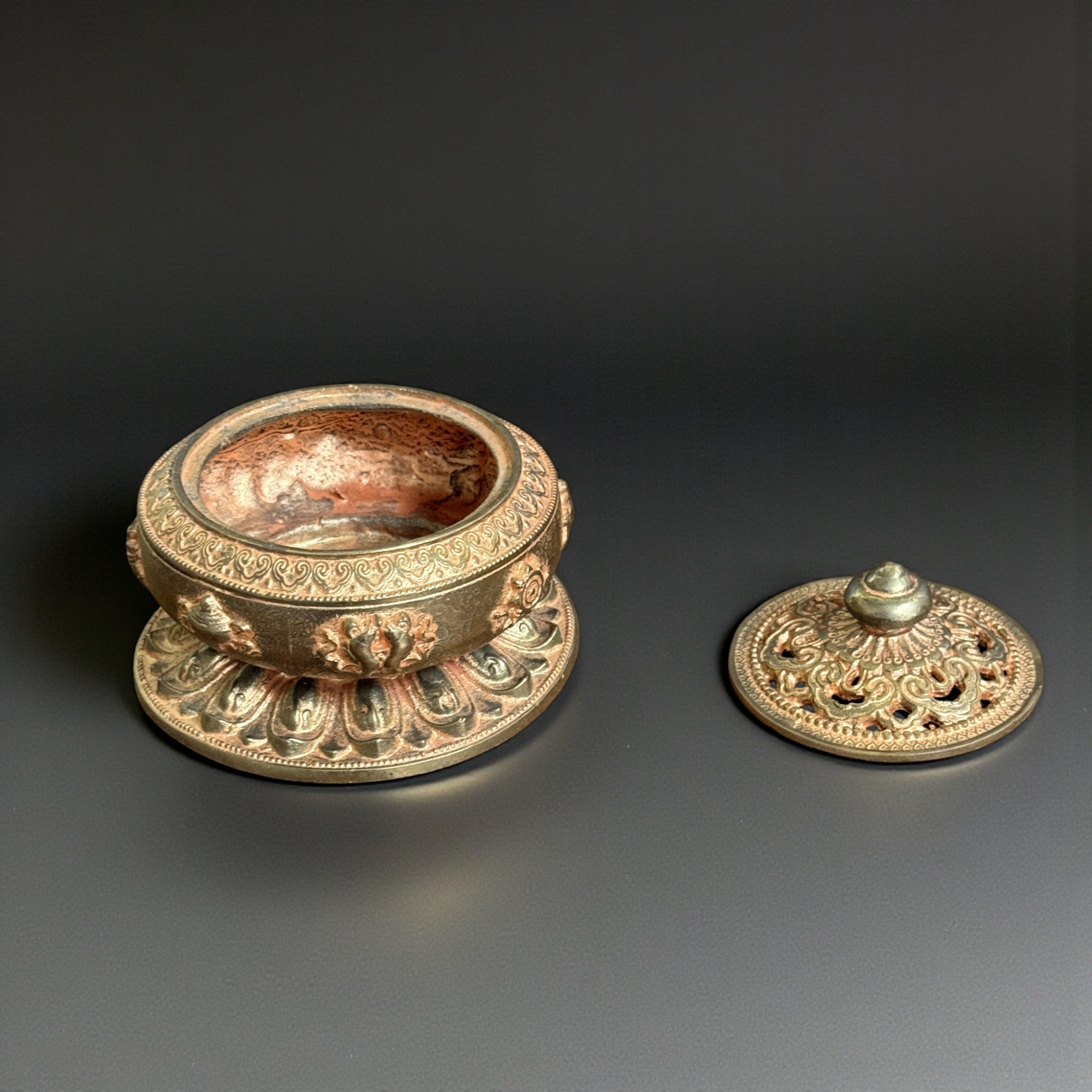 Chinesisches Räuchergefäß aus Bronze mit Glückssymbolen