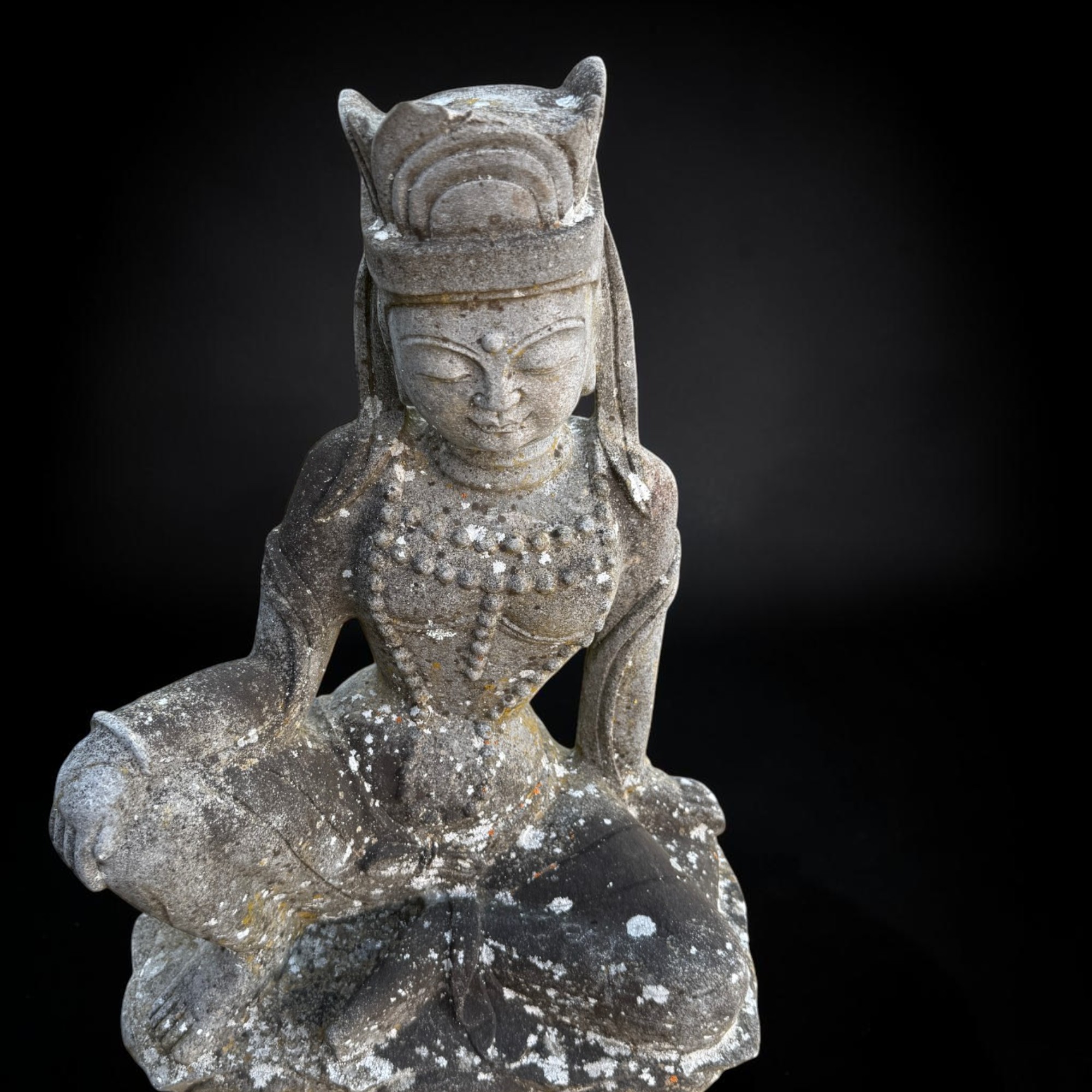 Guanyin Skulptur aus Naturstein – Alte asiatische Gartenfigur, 49 cm hoch