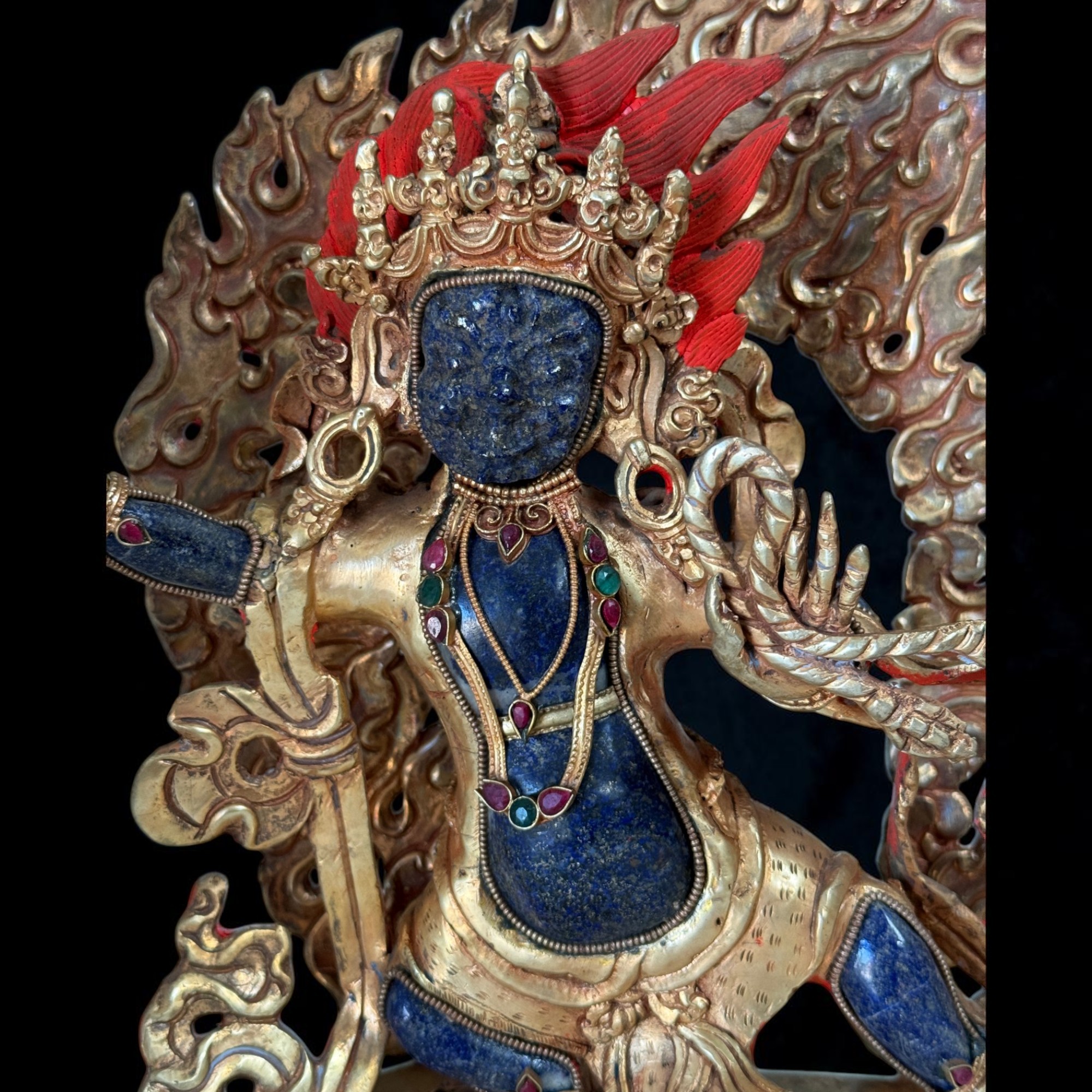 Vergoldete Vajrapani Skulptur aus Nepal – Bronze & Lapis Lazuli, handgefertigt