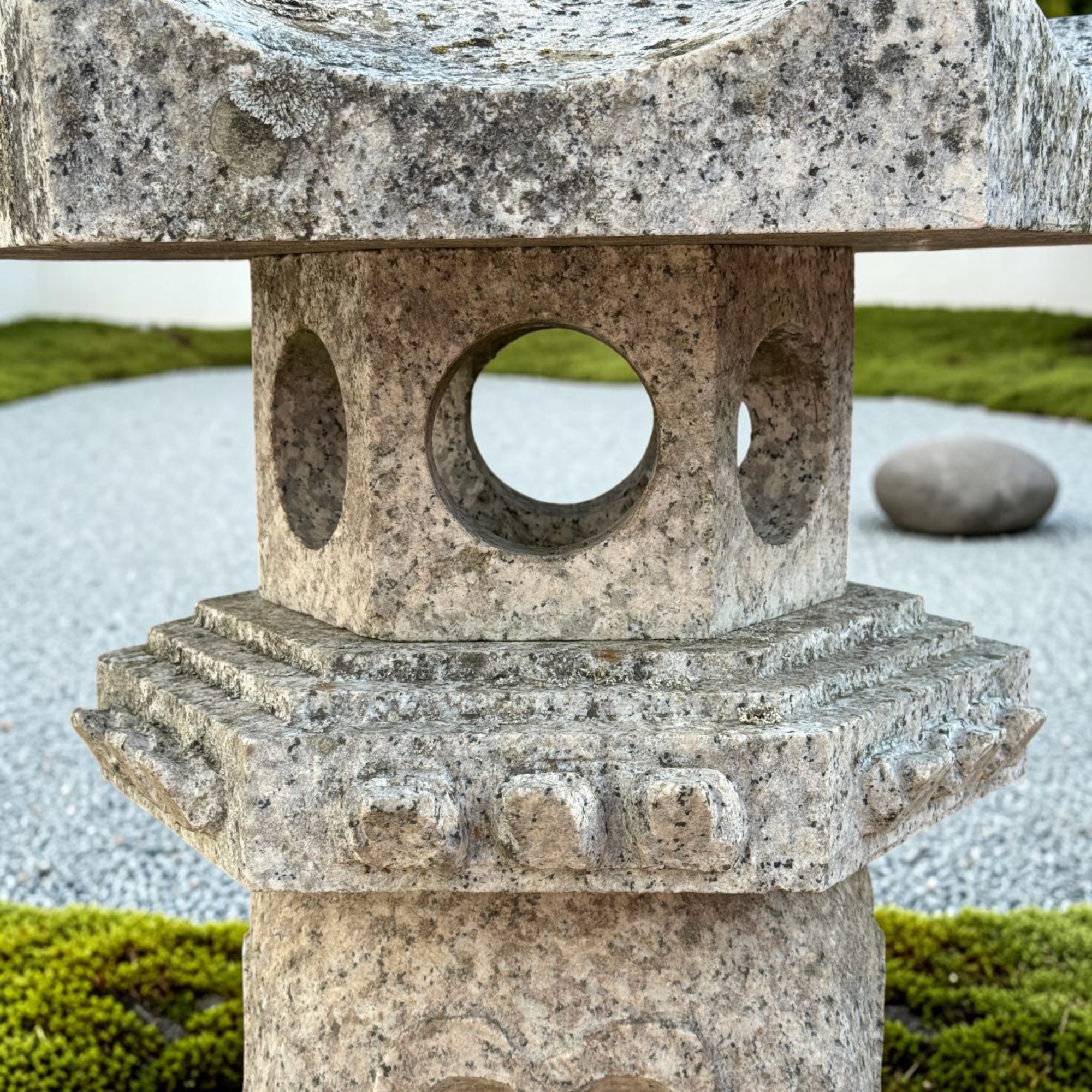 Alte japanische Steinlaterne aus Granit mit Patina - 65 cm