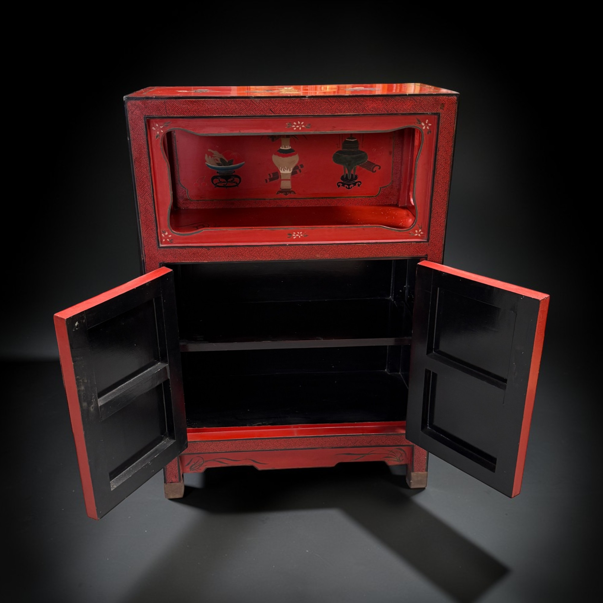 Chinesischer Alterschrank mit Bemalung - 96 cm groß