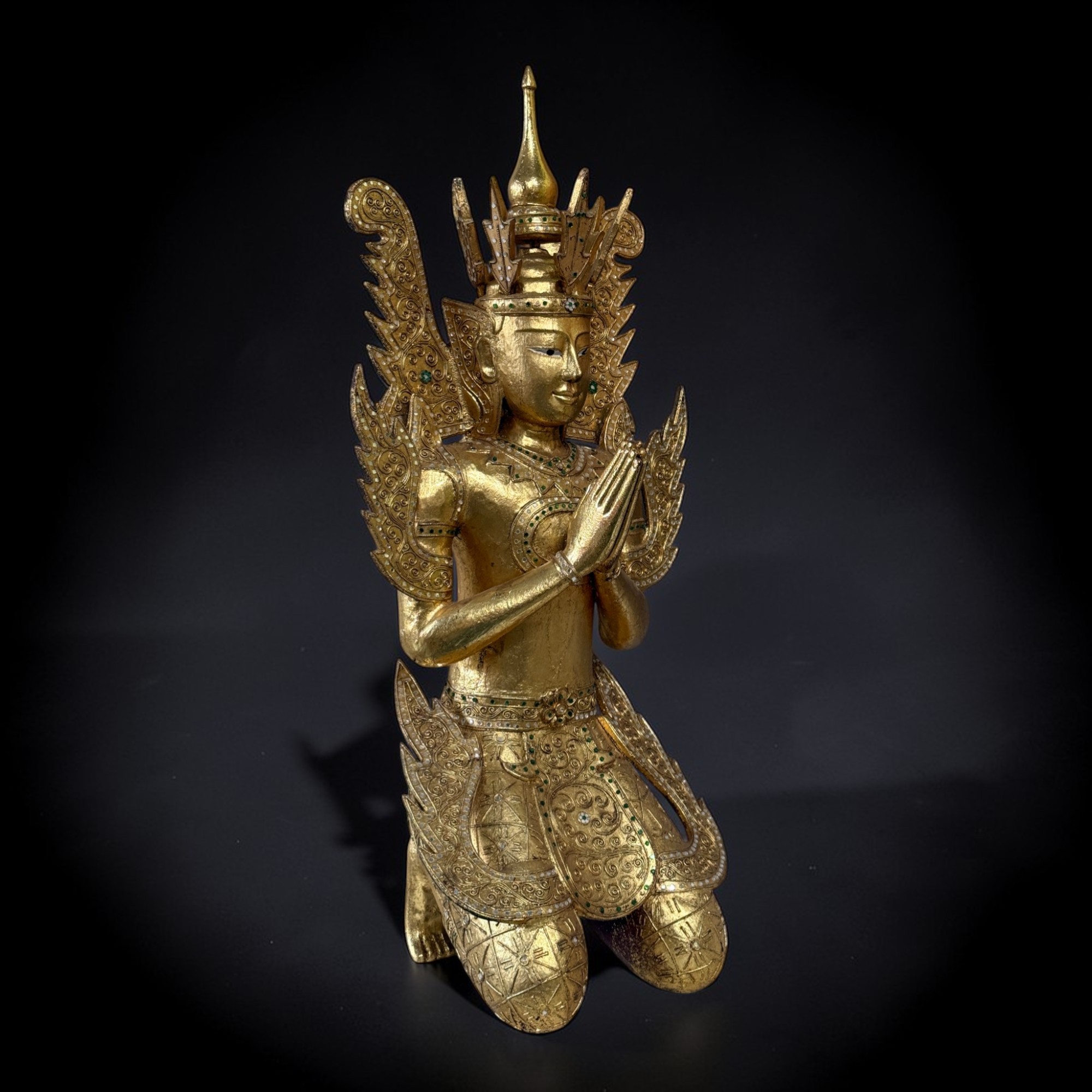 Prachtvoller Teppanom Tempelwächter aus Thailand – 95 cm Holzfigur mit Blattgold