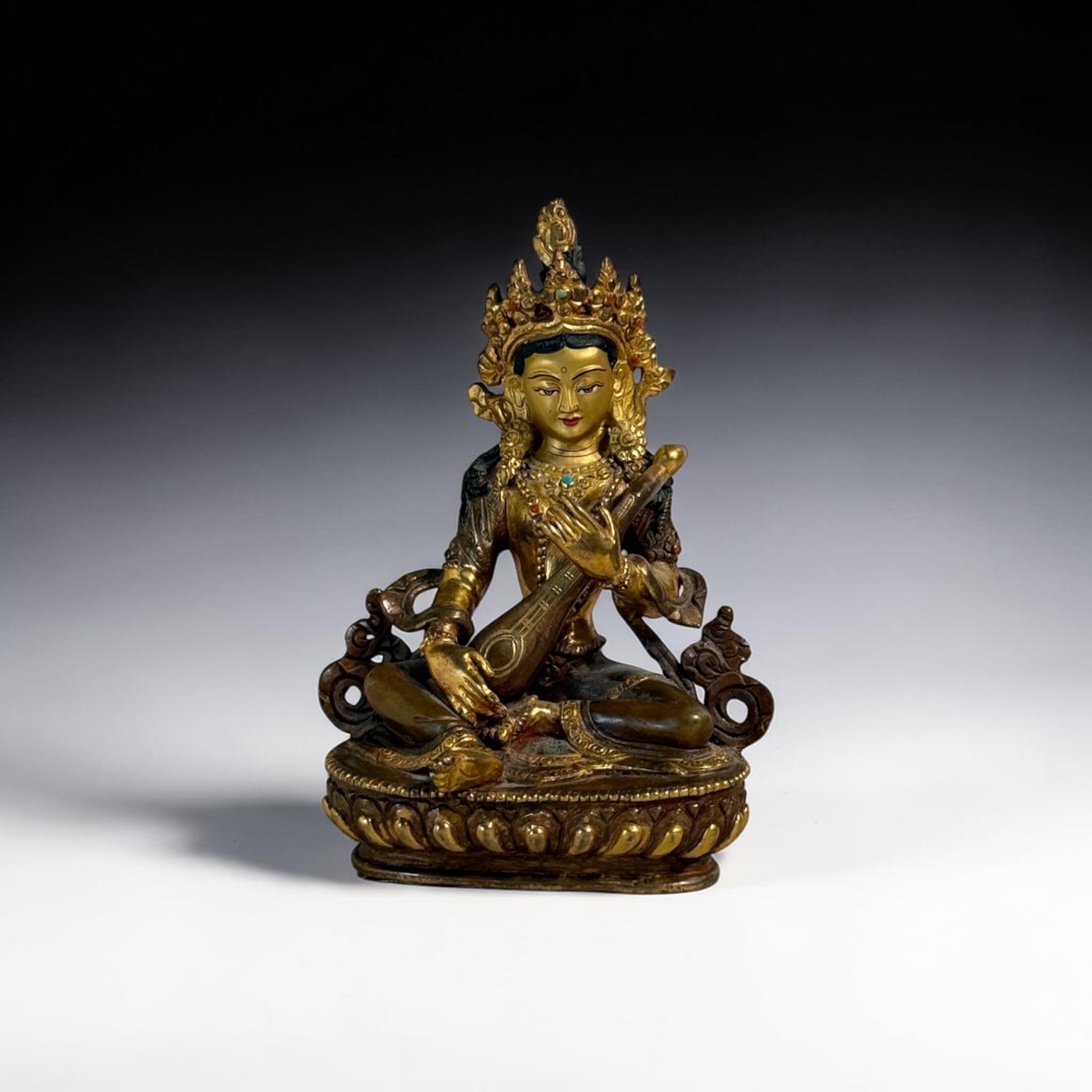 Saraswati Figur Bronze aus Nepal kaufen – Teilvergoldet mit Türkis, 15cm (80er Jahre)