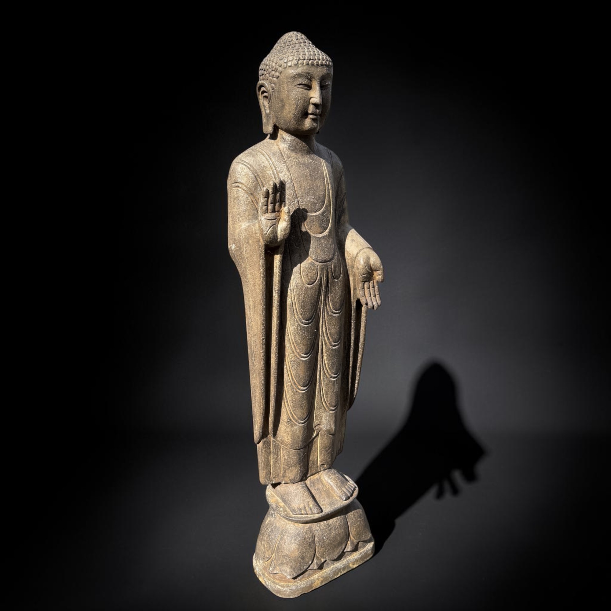 Stein Buddha 120 cm – Natursteinfigur mit Schutz- & Segnungsgeste