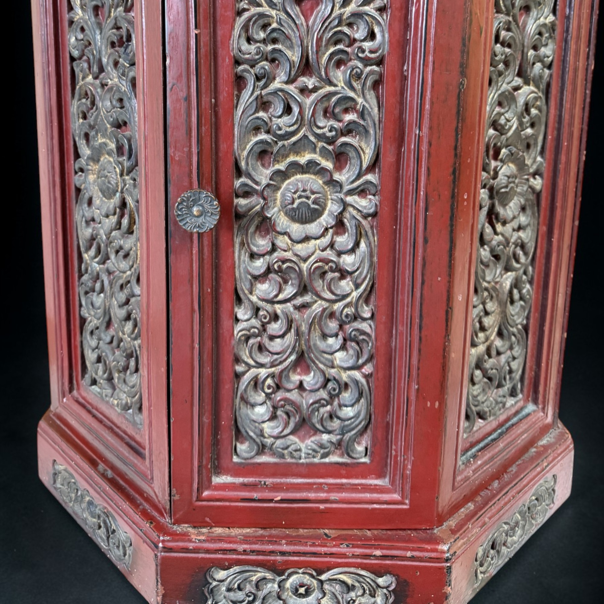 Alter chinesischer Beistellschrank Rot – Achteckig mit Schnitzereien 55cm