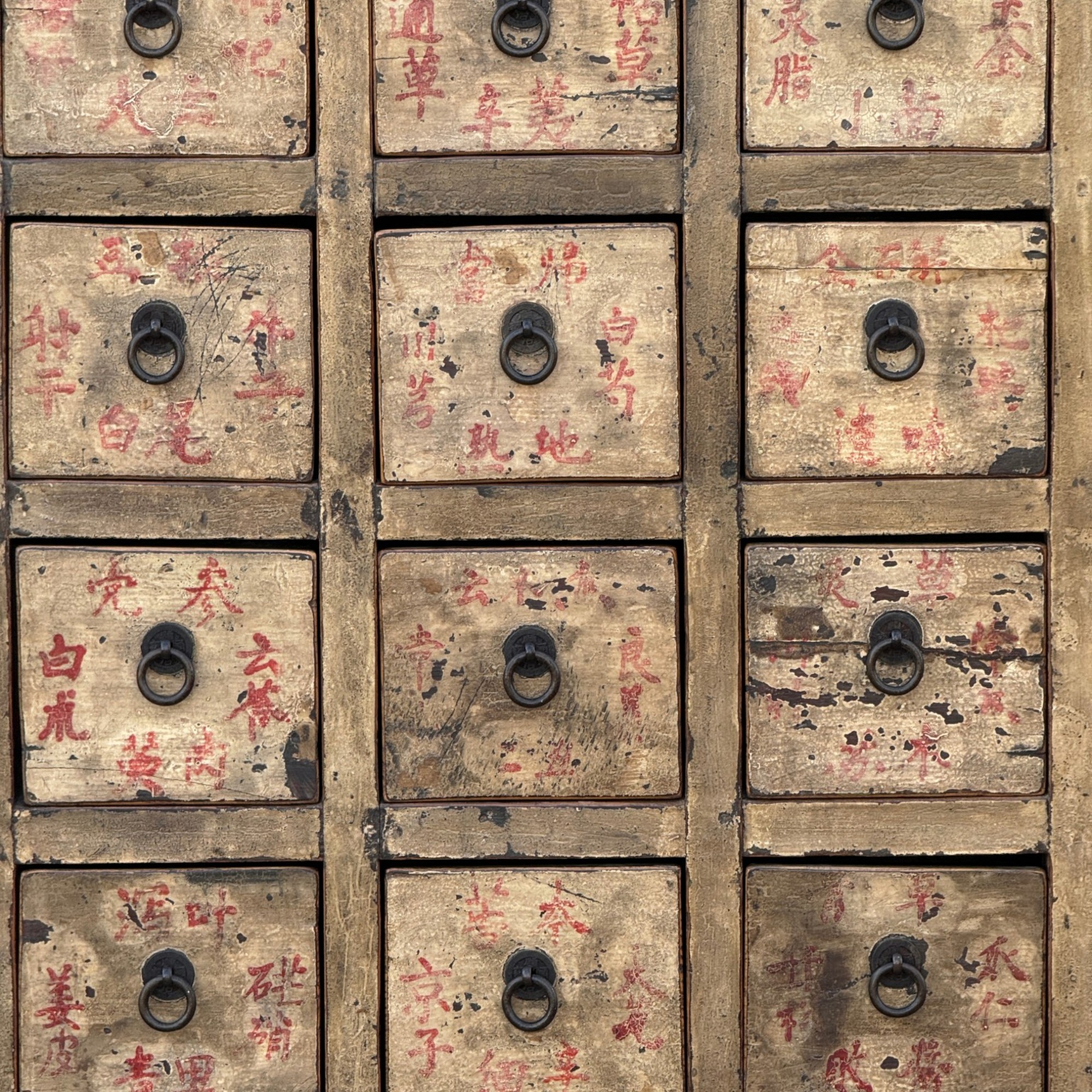 Alter chinesischer Apothekerschrank aus Ulmenholz, polychrom gefasst, 170 cm