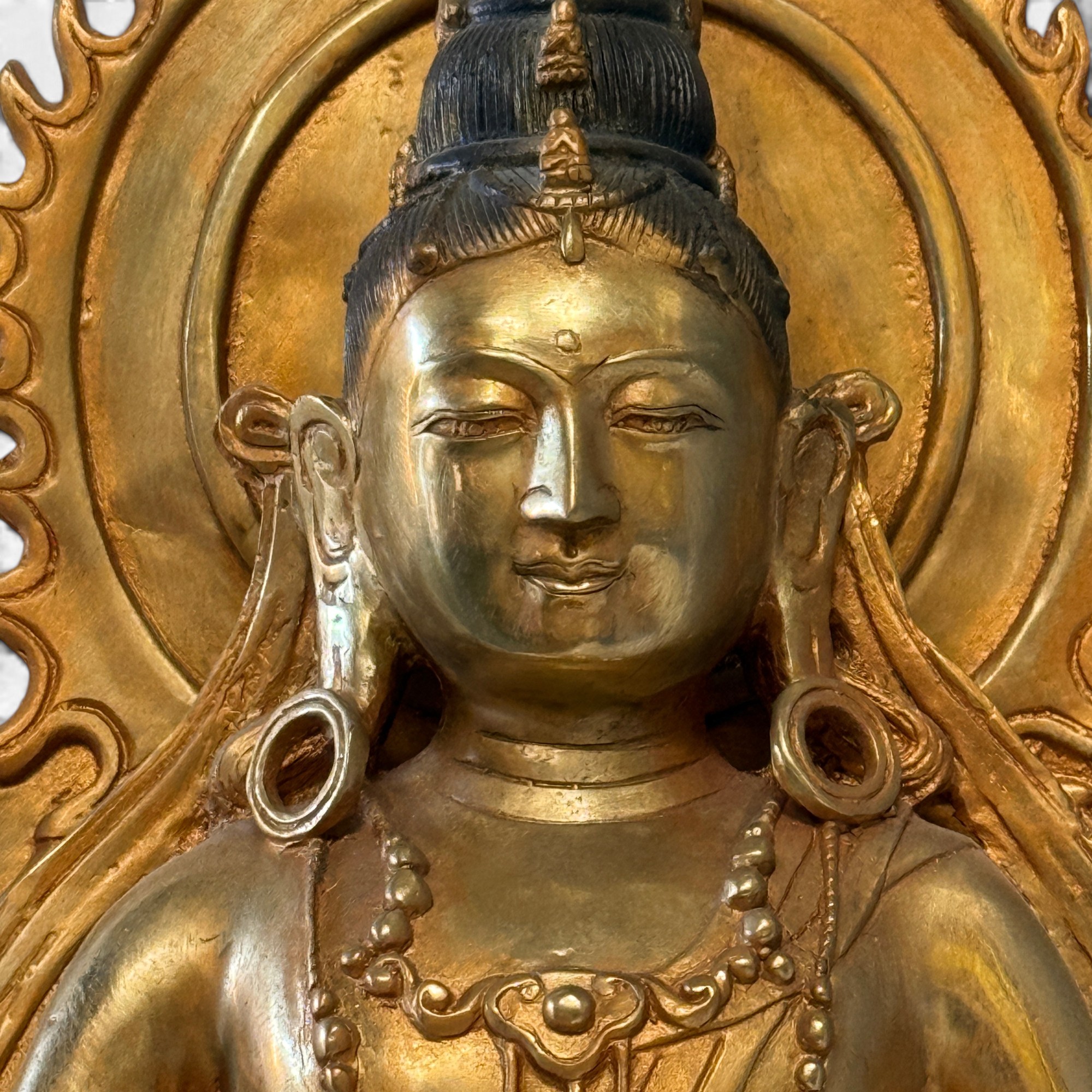 Bodhisattva Figur Bronze China 43 cm – Buddha Statue auf Lotosthron mit Aureole