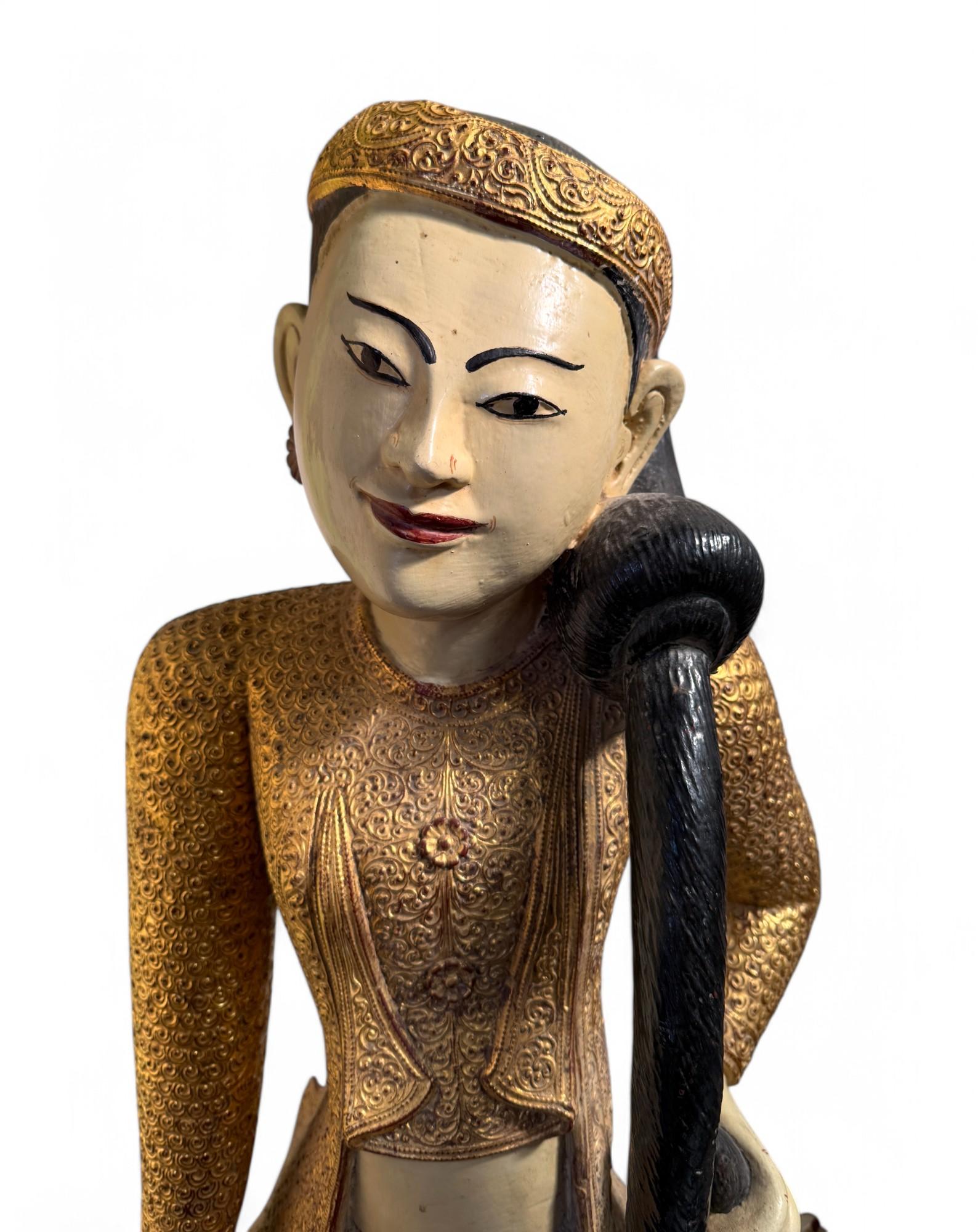 Erdgöttin Thorani Teak Holz Skulptur aus Burma - 78 cm