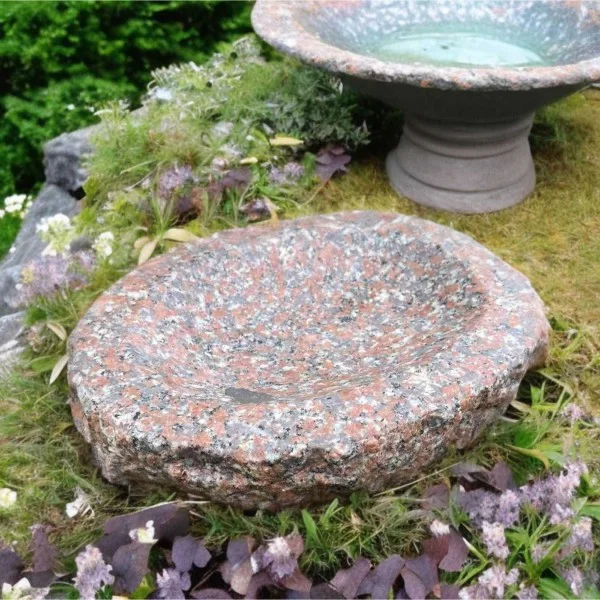 Vogeltränke aus Granitstein