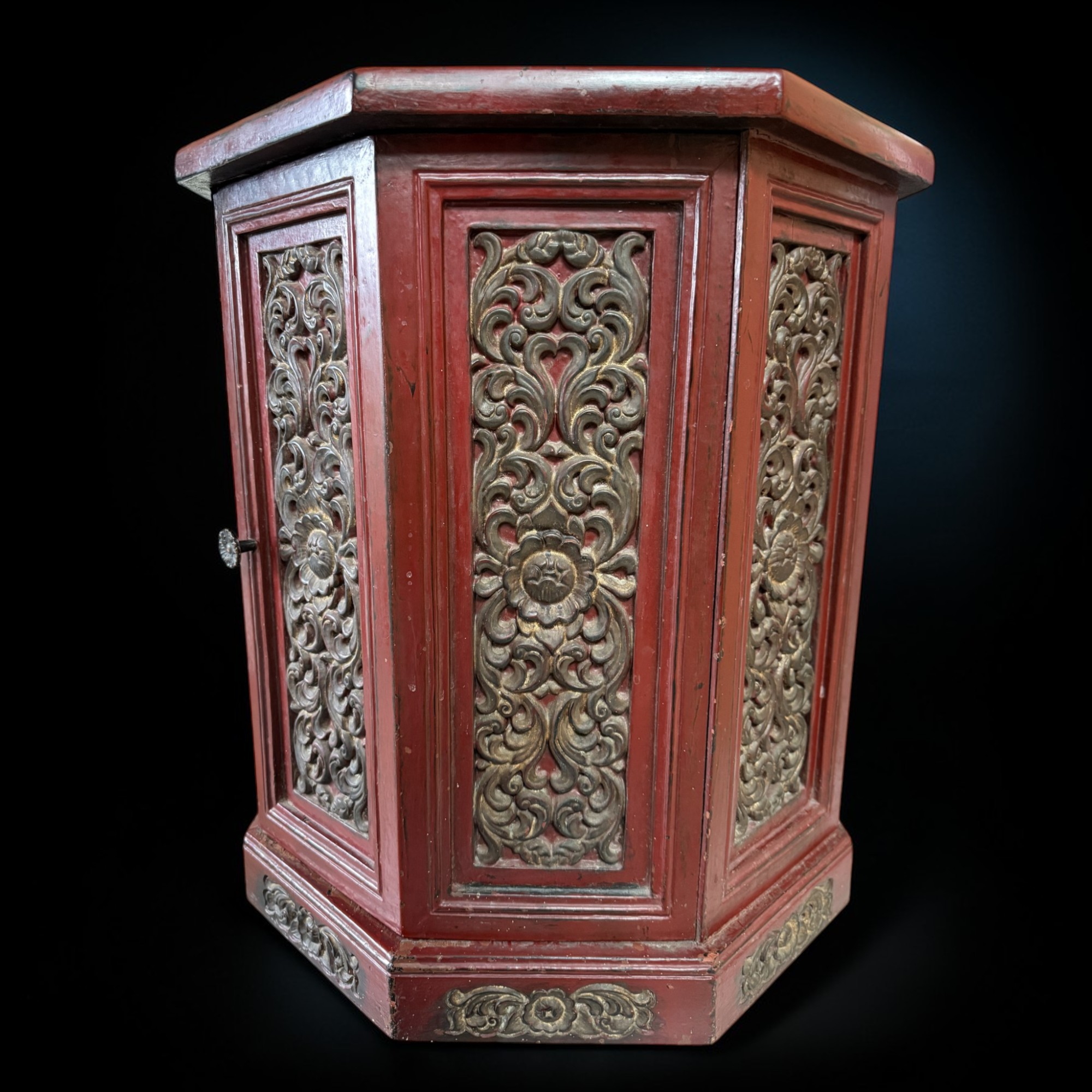 Alter chinesischer Beistellschrank Rot – Achteckig mit Schnitzereien 55cm