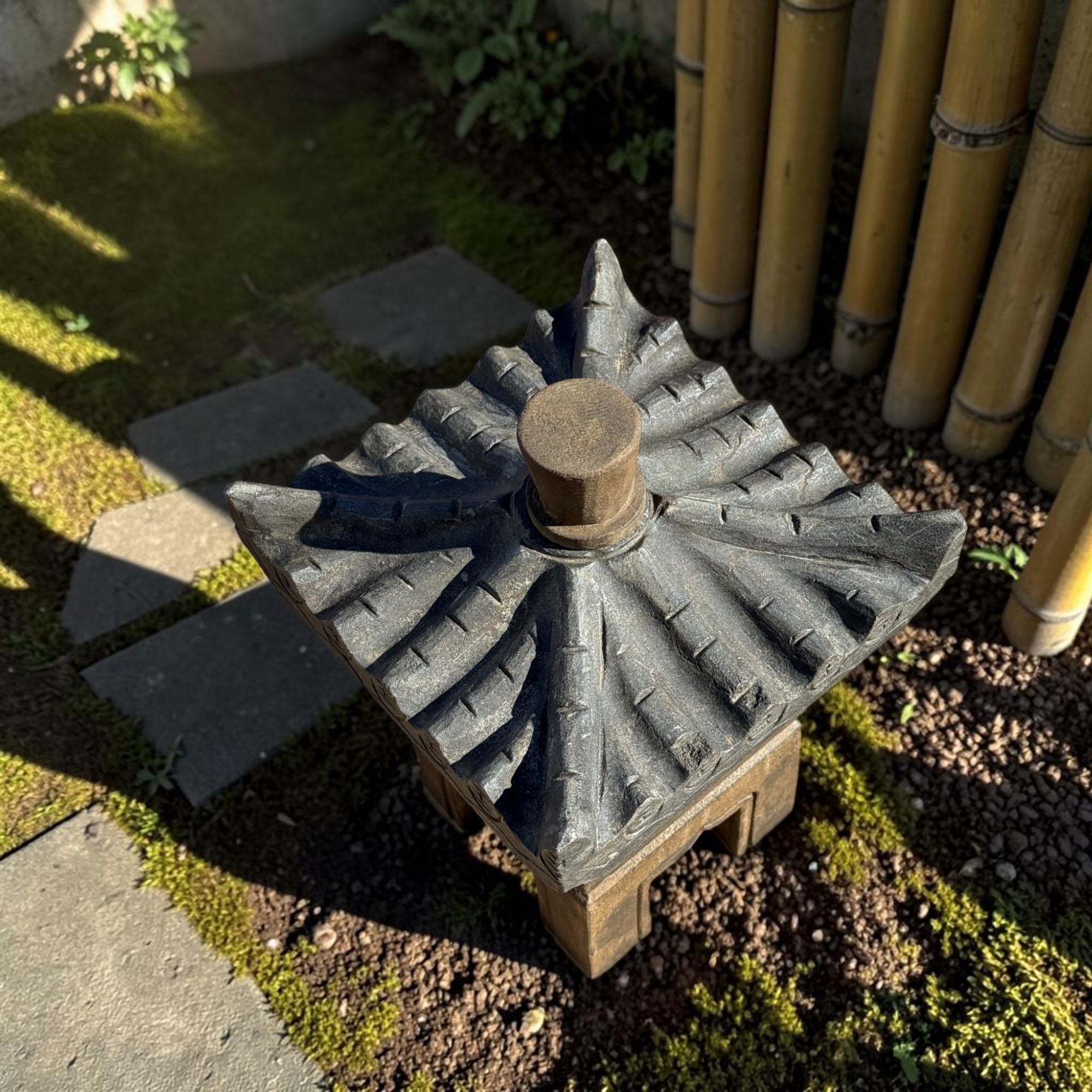 Geisterhaus, chinesische Steinlaterne, Ahnenhaus - Totenhaus Naturstein