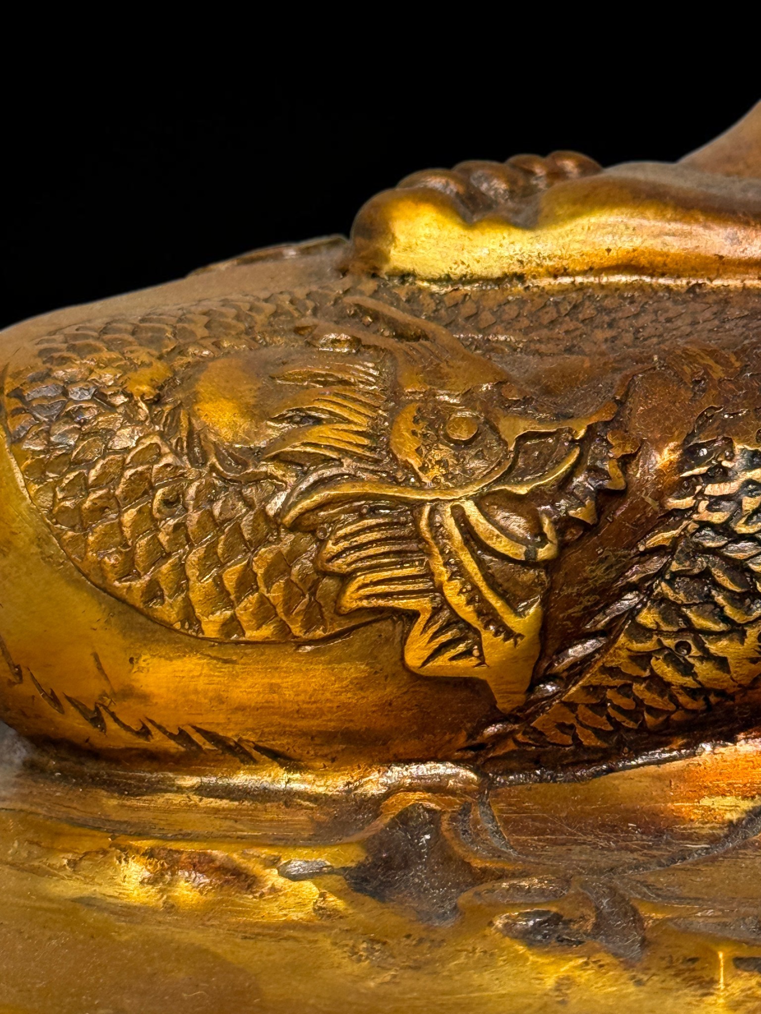 Bronze-Buddha 44 cm – Schutzgeste & Drachen – Sichuan China