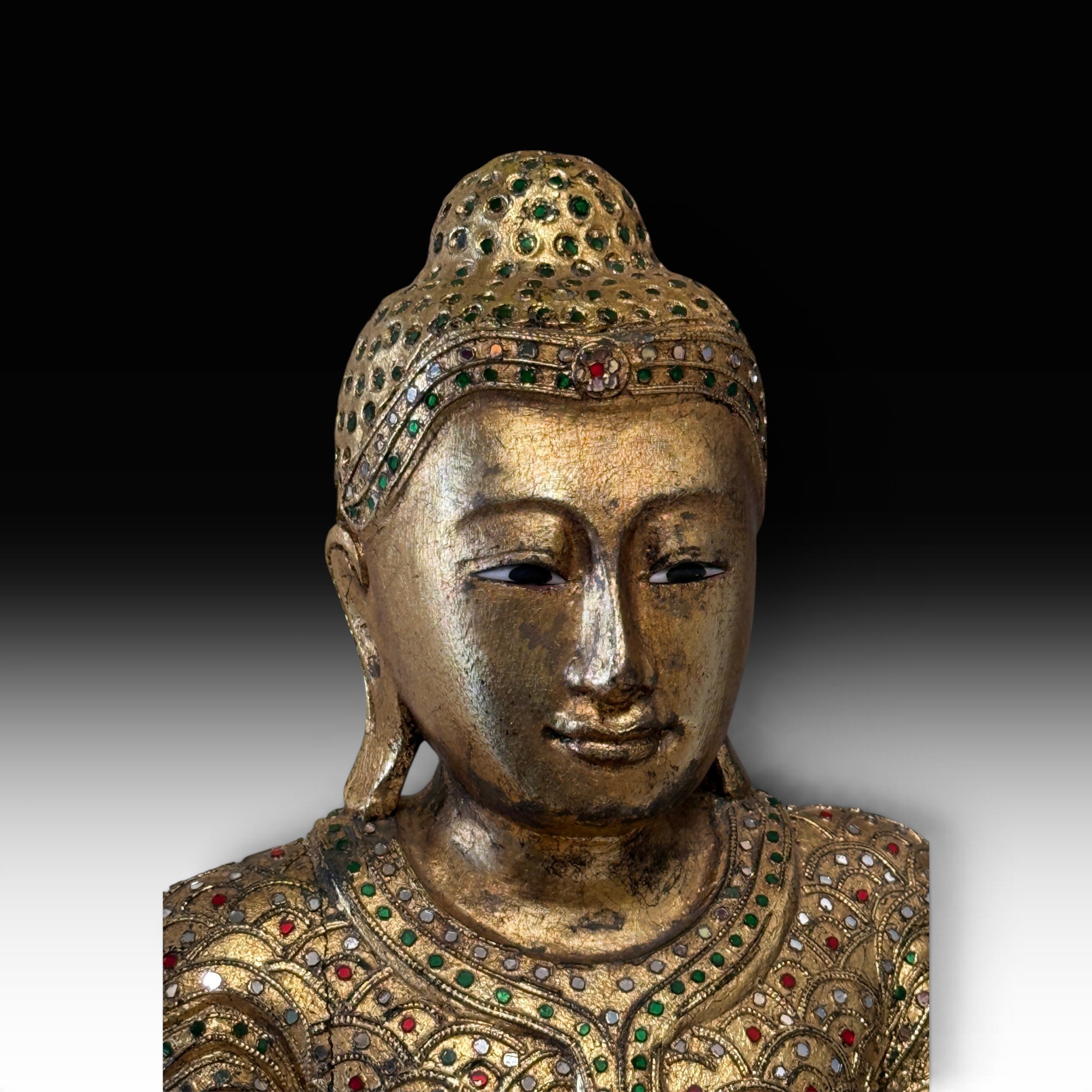 Mandalay Buddha aus Teakholz mit Blattvergoldung, Erdberührungsgeste, 56 cm