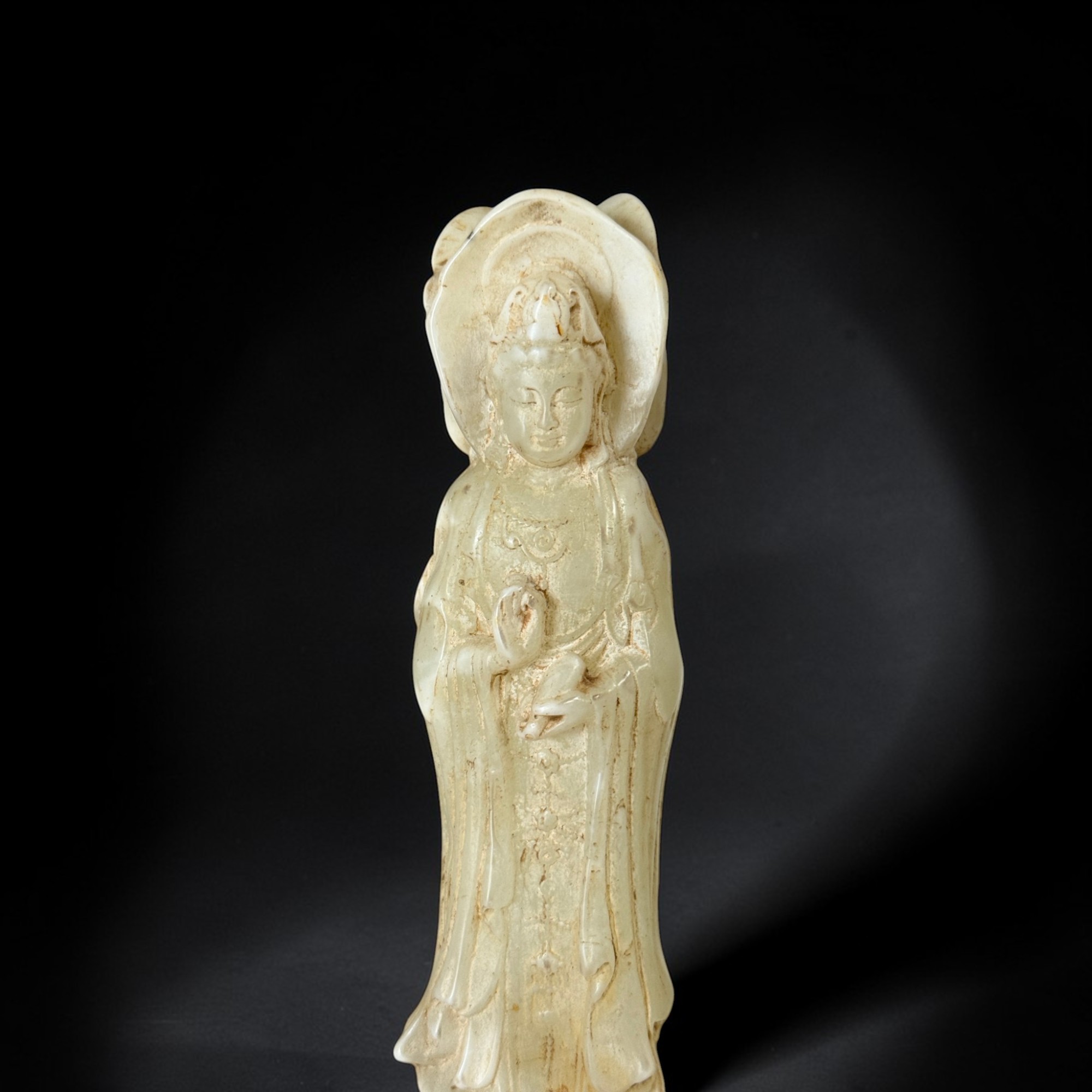 Sanmian Guanyin aus chinesischer Jade – Dreigesichtige Figur (19 cm)