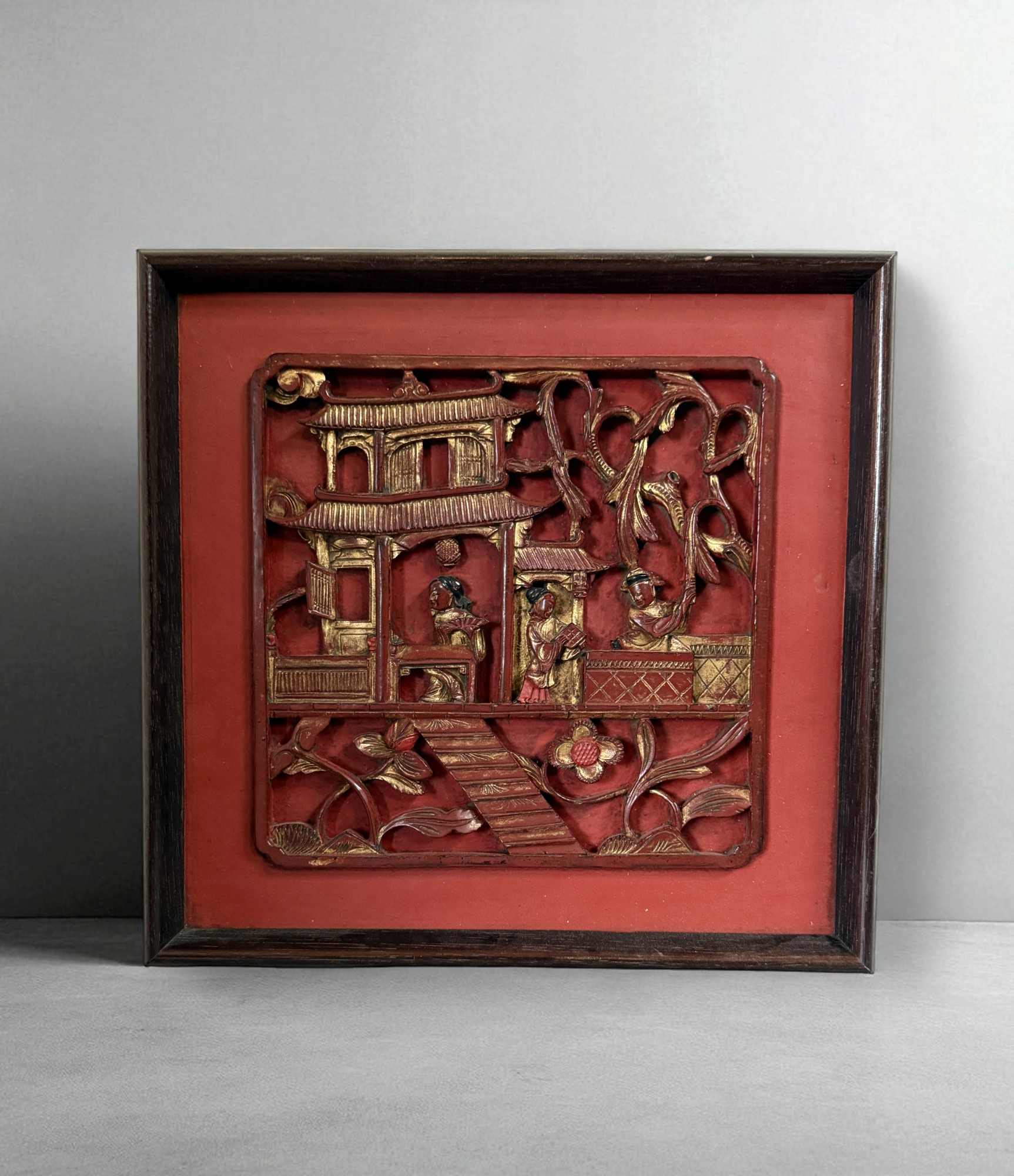 Chinesisches Holzrelief mit Restvergoldung – geschnitzte Wanddekoration Chinesisches Holzrelief mit Restvergoldung – geschnitzte Wanddekoration
