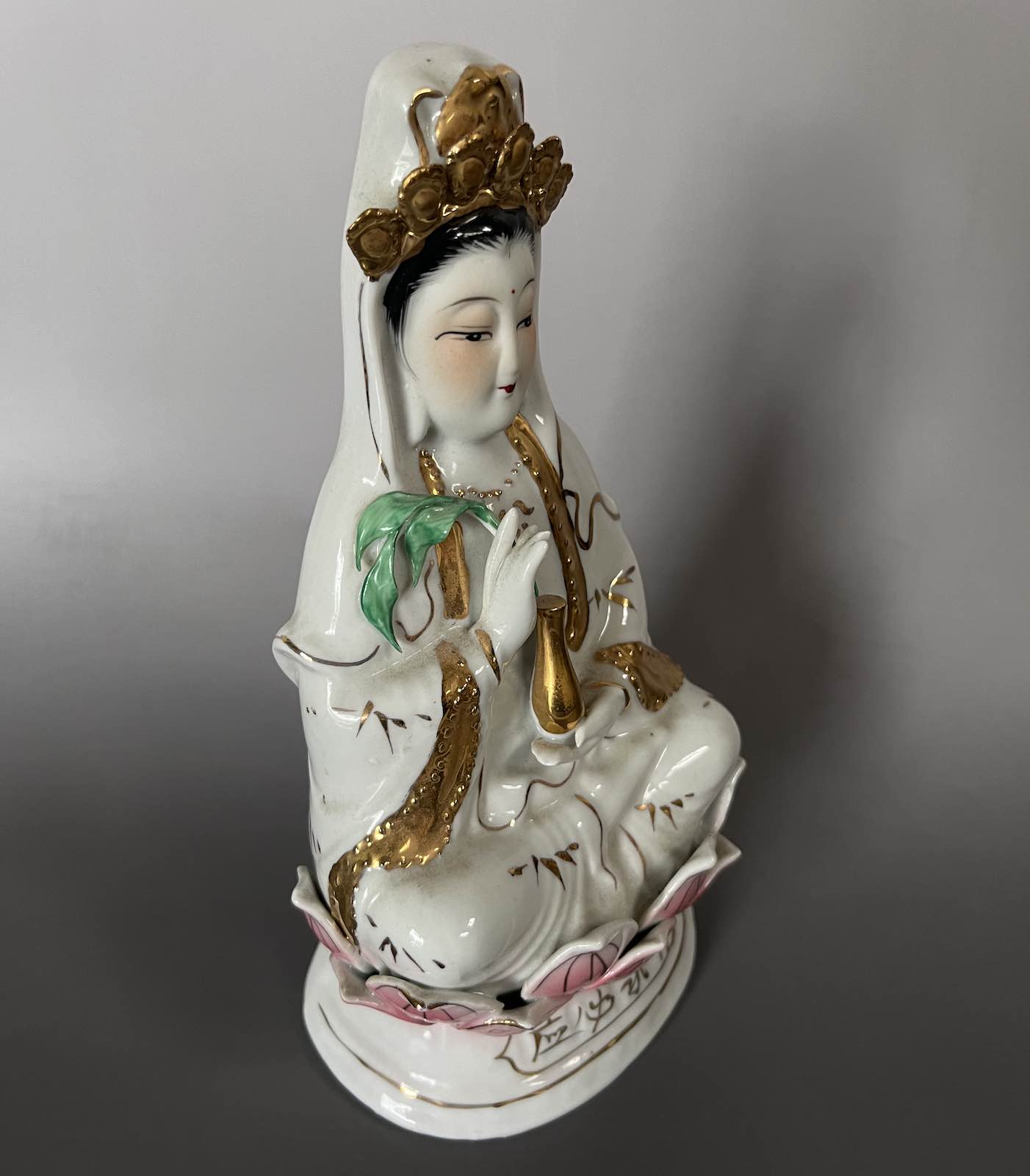 Buddha Figur Kwan-Yin aus Porzellan 23cm groß Buddha Figur Kwan-Yin aus Porzellan 23cm groß