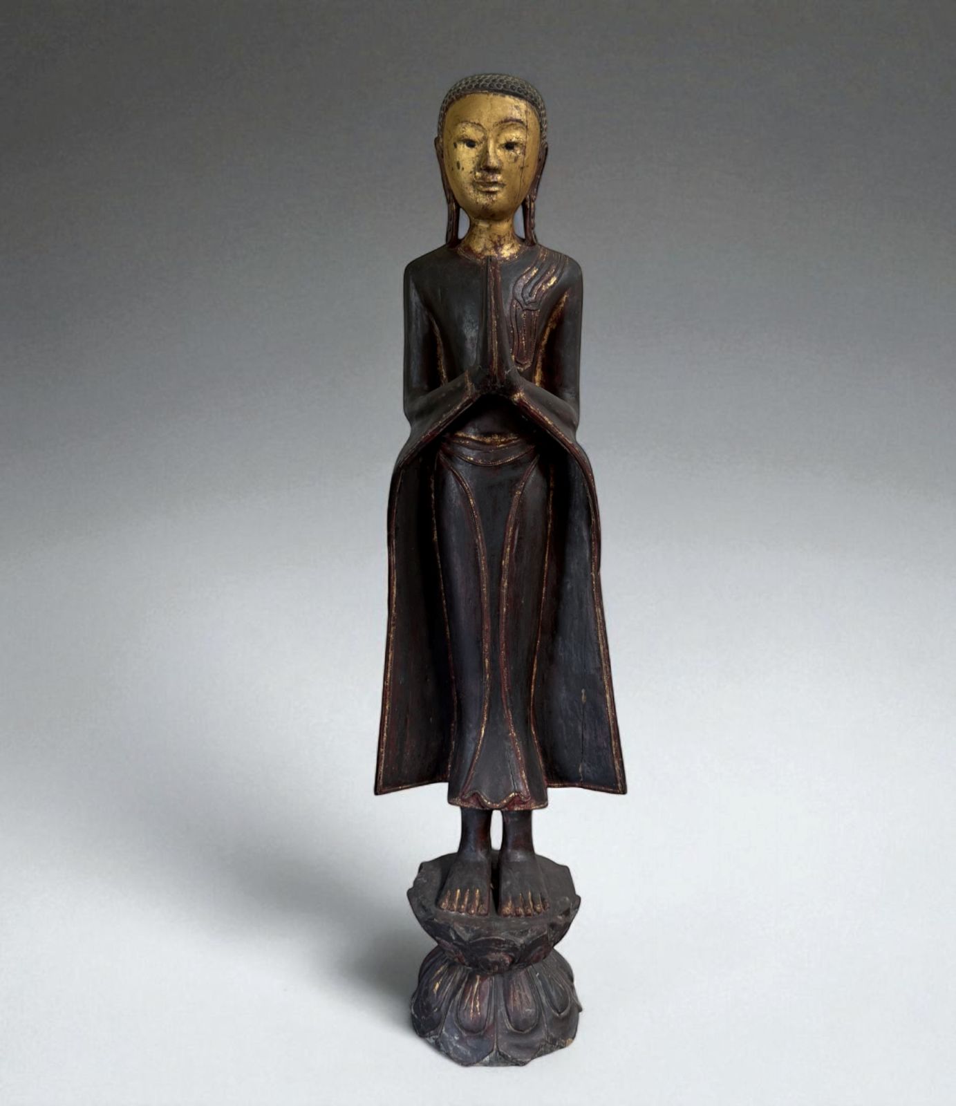 Buddha Adorant aus Burma – Teakholz, ca. 1900, vergoldet, 90 cm