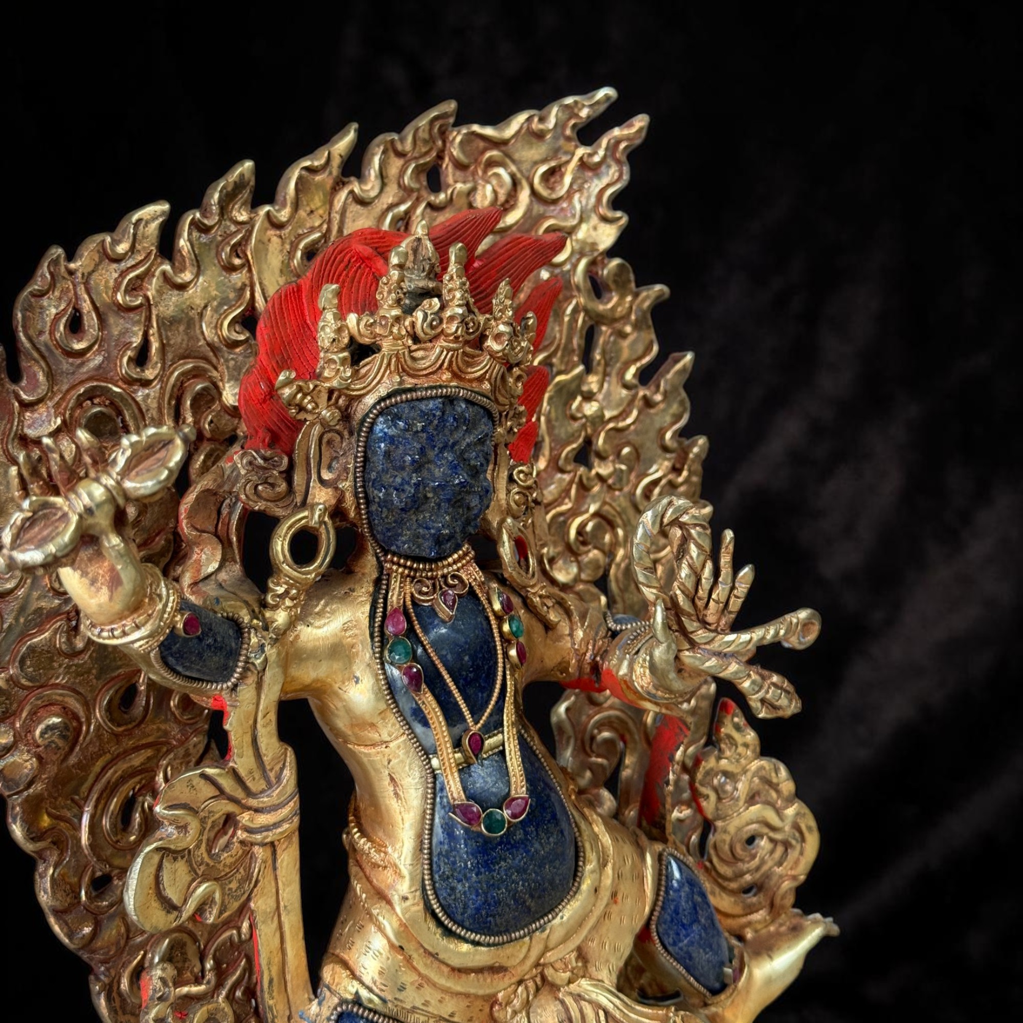 Vergoldete Vajrapani Skulptur aus Nepal – Bronze & Lapis Lazuli, handgefertigt