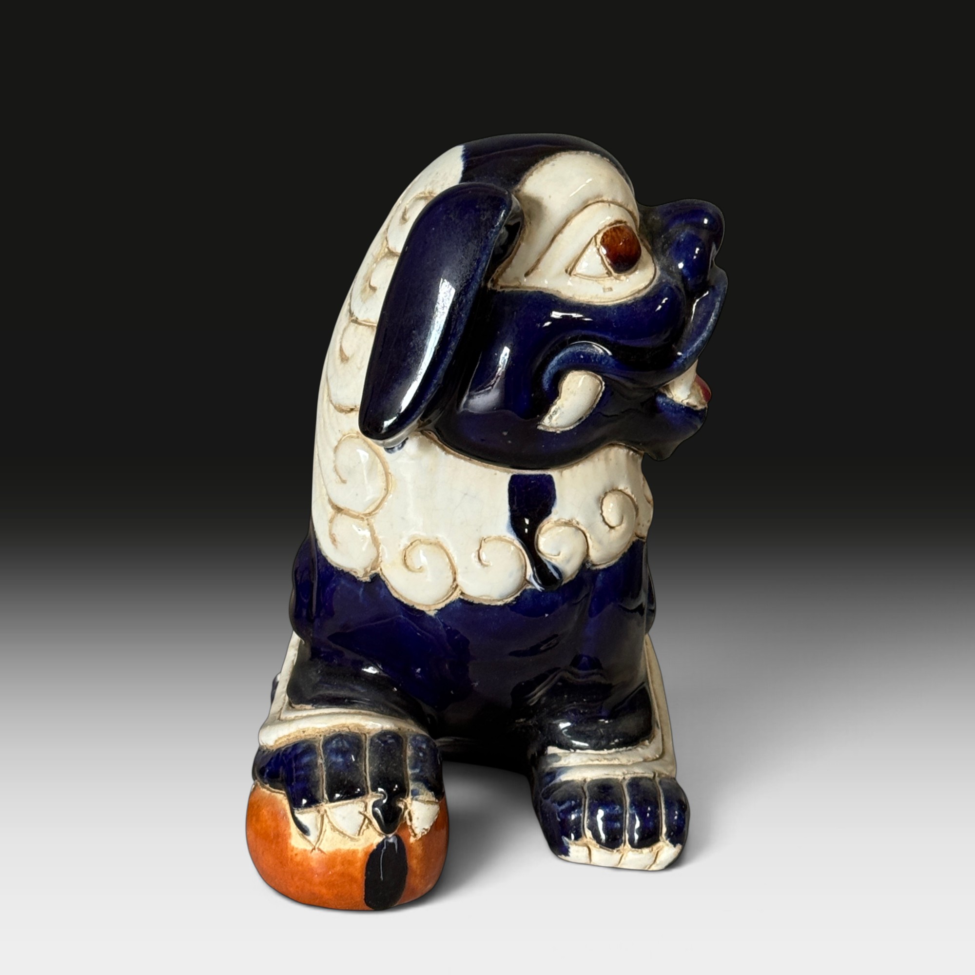 Paar Wächterlöwen aus glasierter Keramik, China, Foo Dogs, Kobaltblau/Weiß