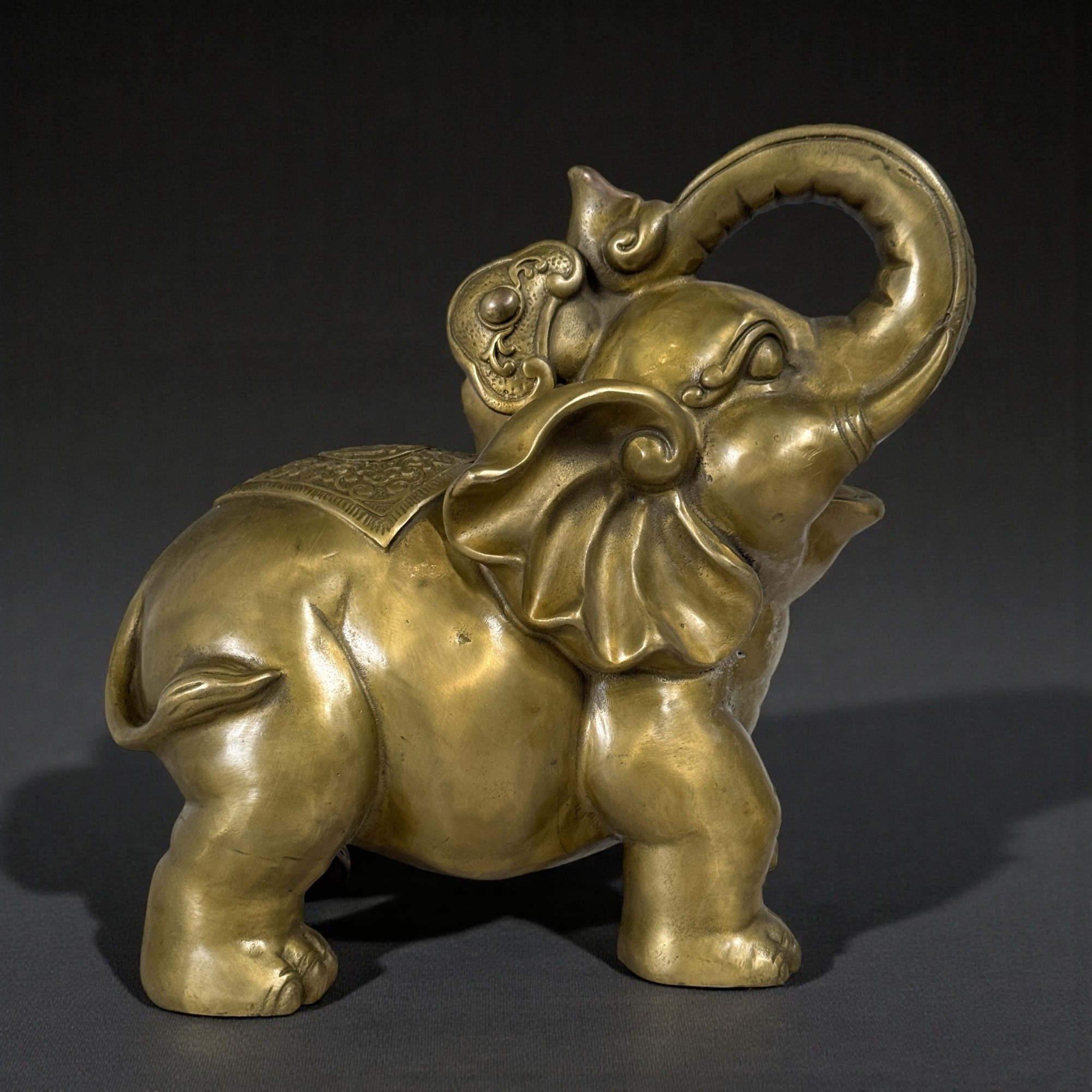 Glücksbringender Elefant aus Bronze mit Rüssel nach Oben