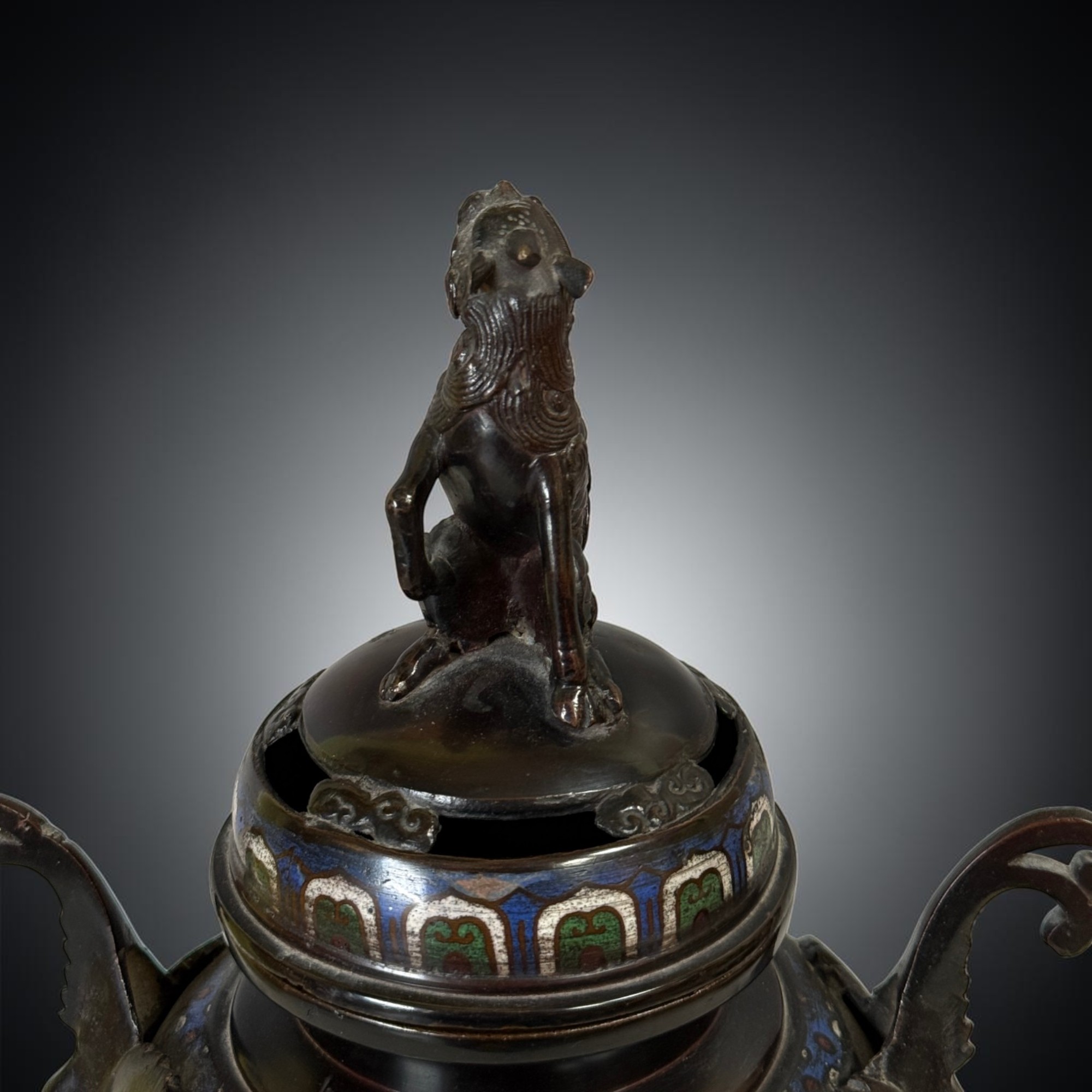 Altes chinesisches Räuchergefäß aus Bronze & Cloisonne mit Wächterlöwe