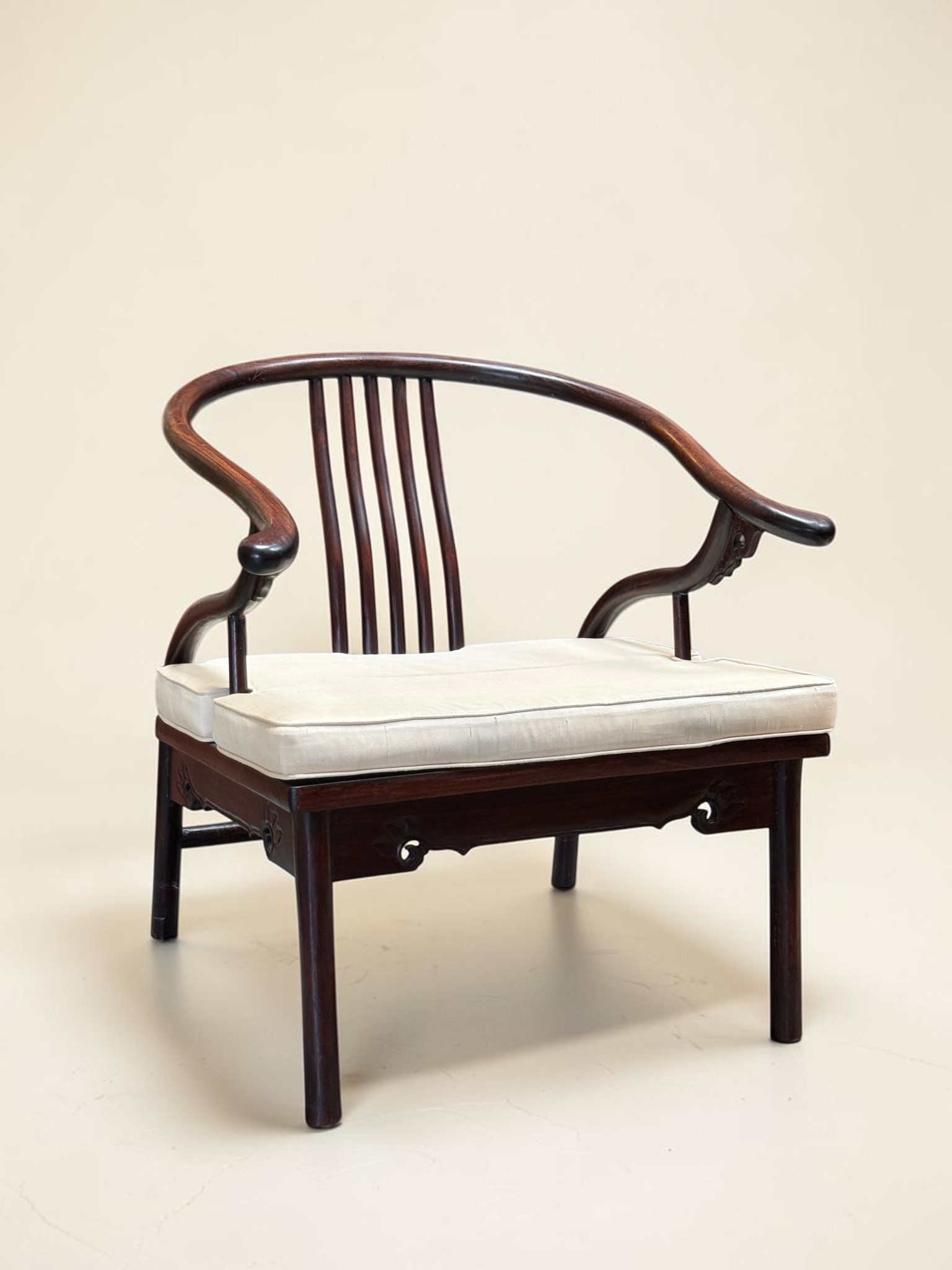 Alter chinesischer Sessel Quanyi mit Hufeisenlehne