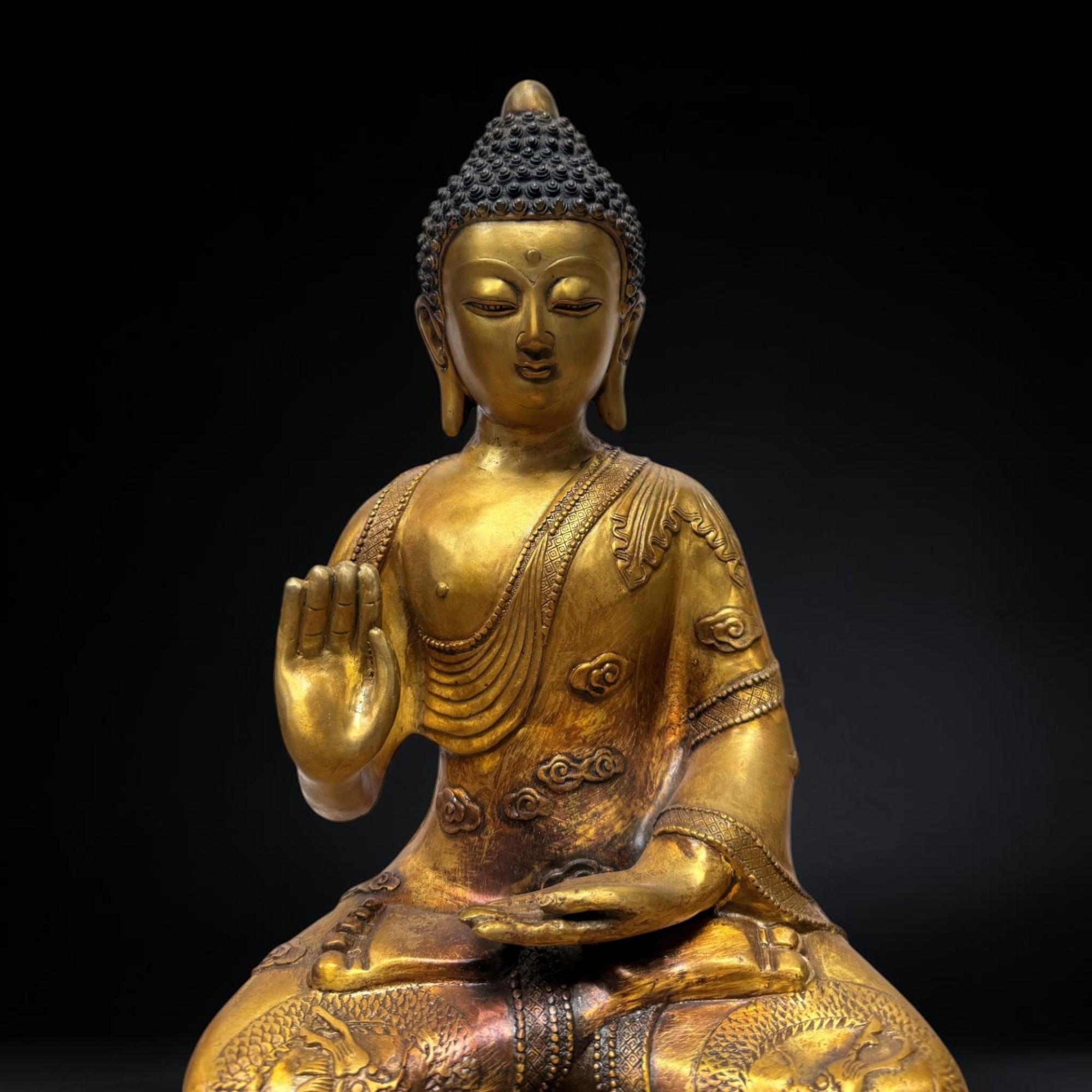 Bronze-Buddha 44 cm – Schutzgeste & Drachen – Sichuan China
