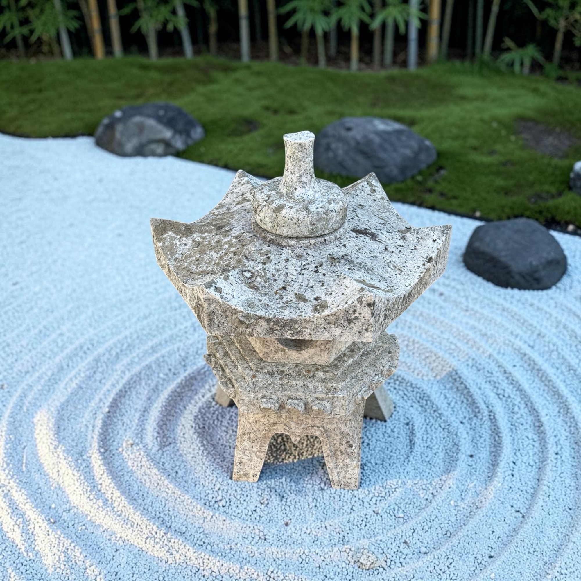 Alte japanische Steinlaterne aus Granit mit Patina - 65 cm