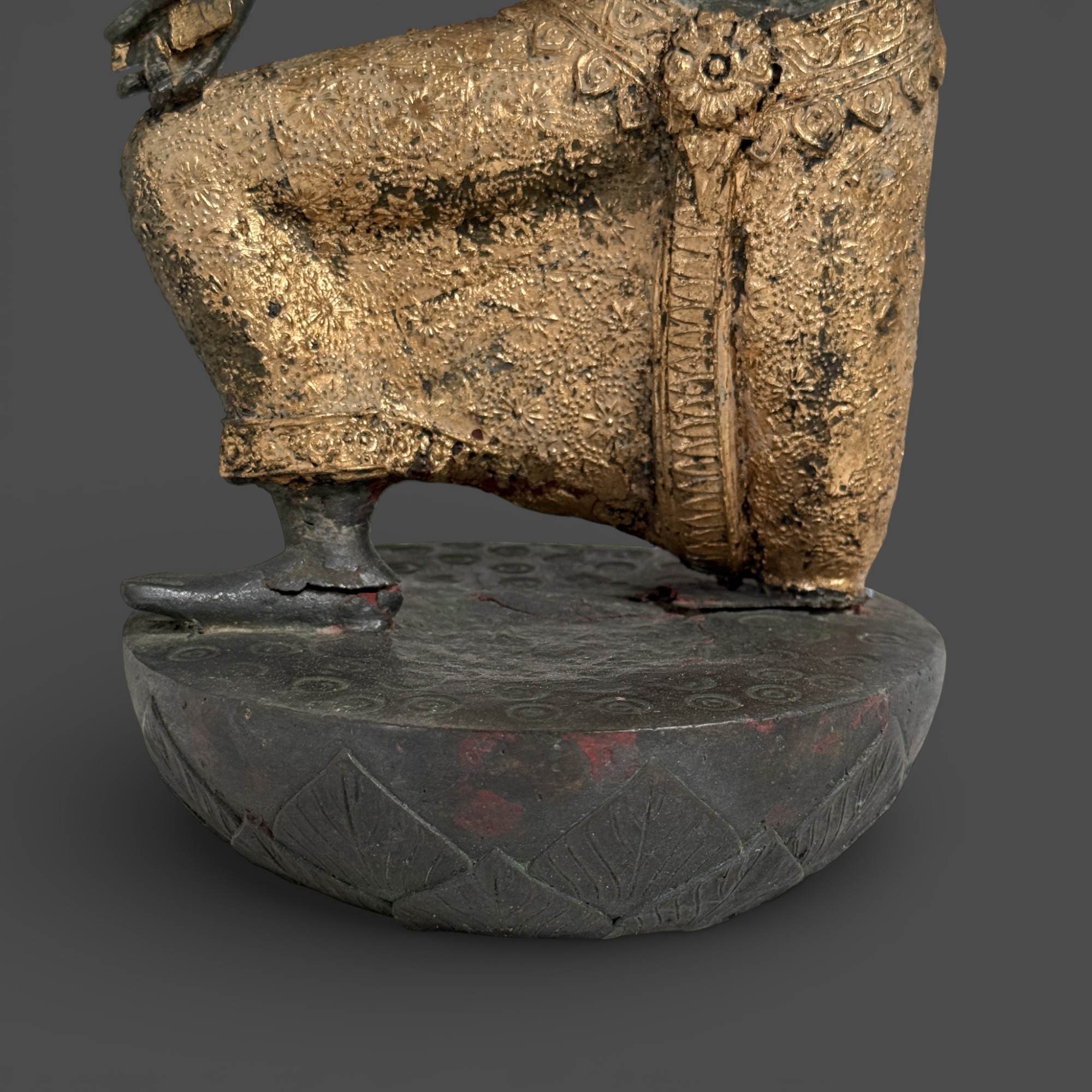 Thailand Tempeldiener Skulptur aus Bronze mit Lotusblume