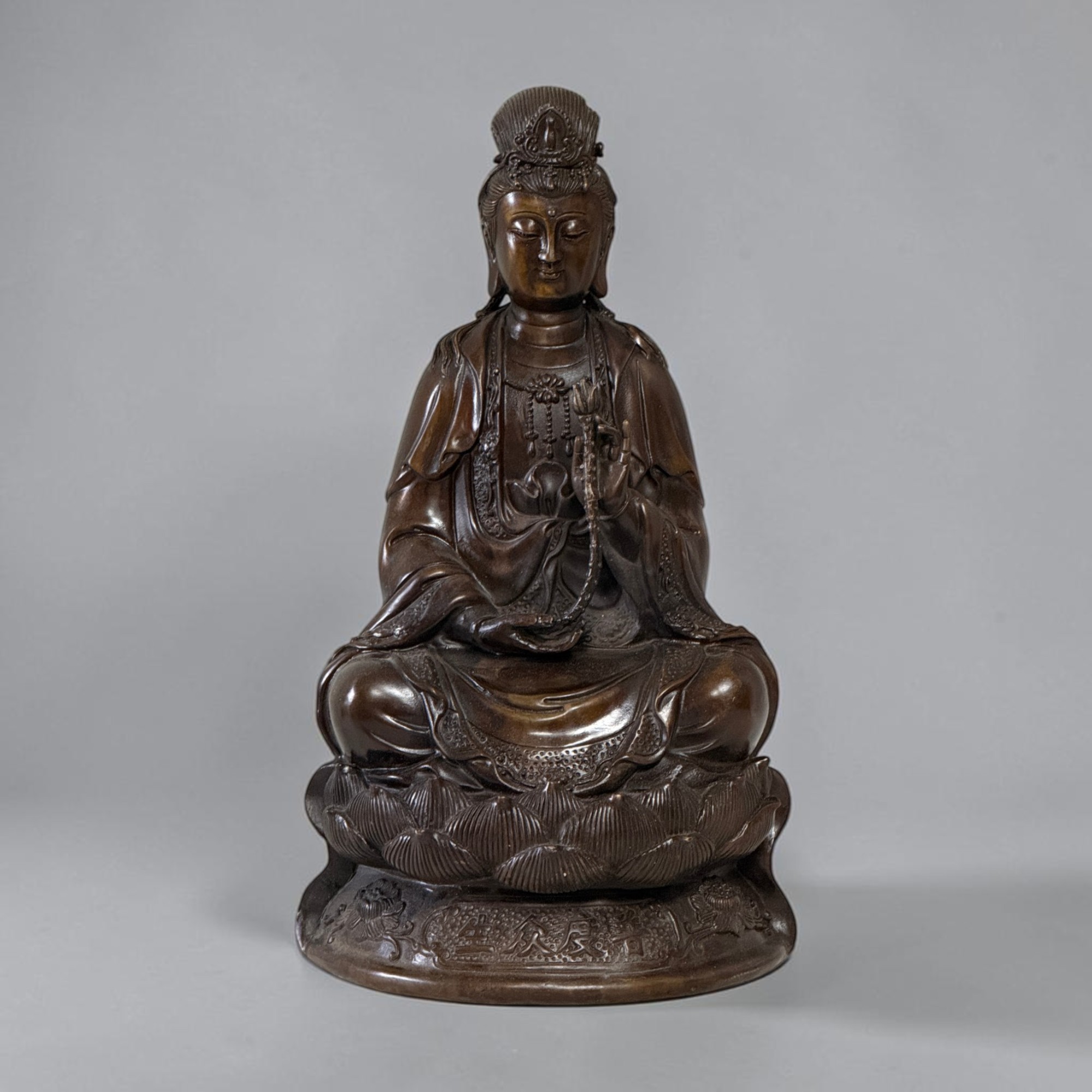 Guanyin Bronze Figur Bodhisattva auf Lotussockel China 34cm