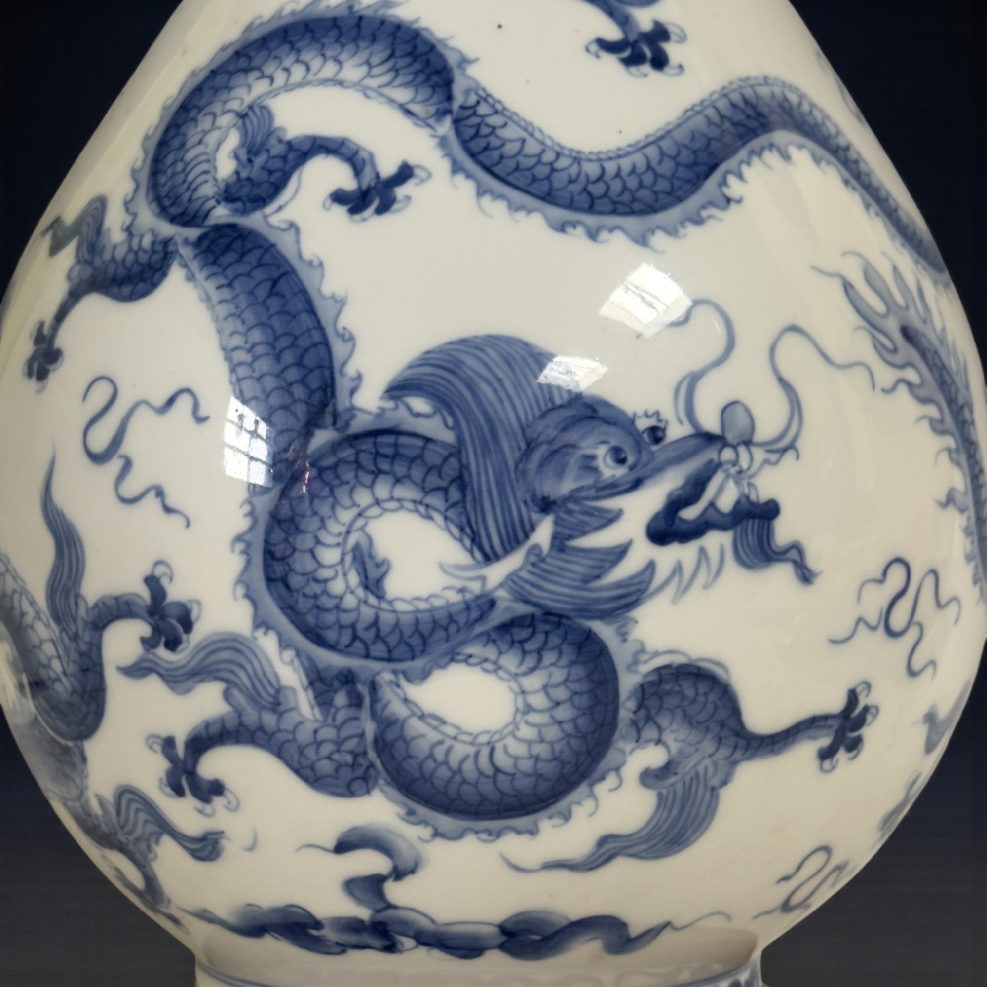 Chinesische Drachen Vase aus Porzellan mit Bodenmarkung