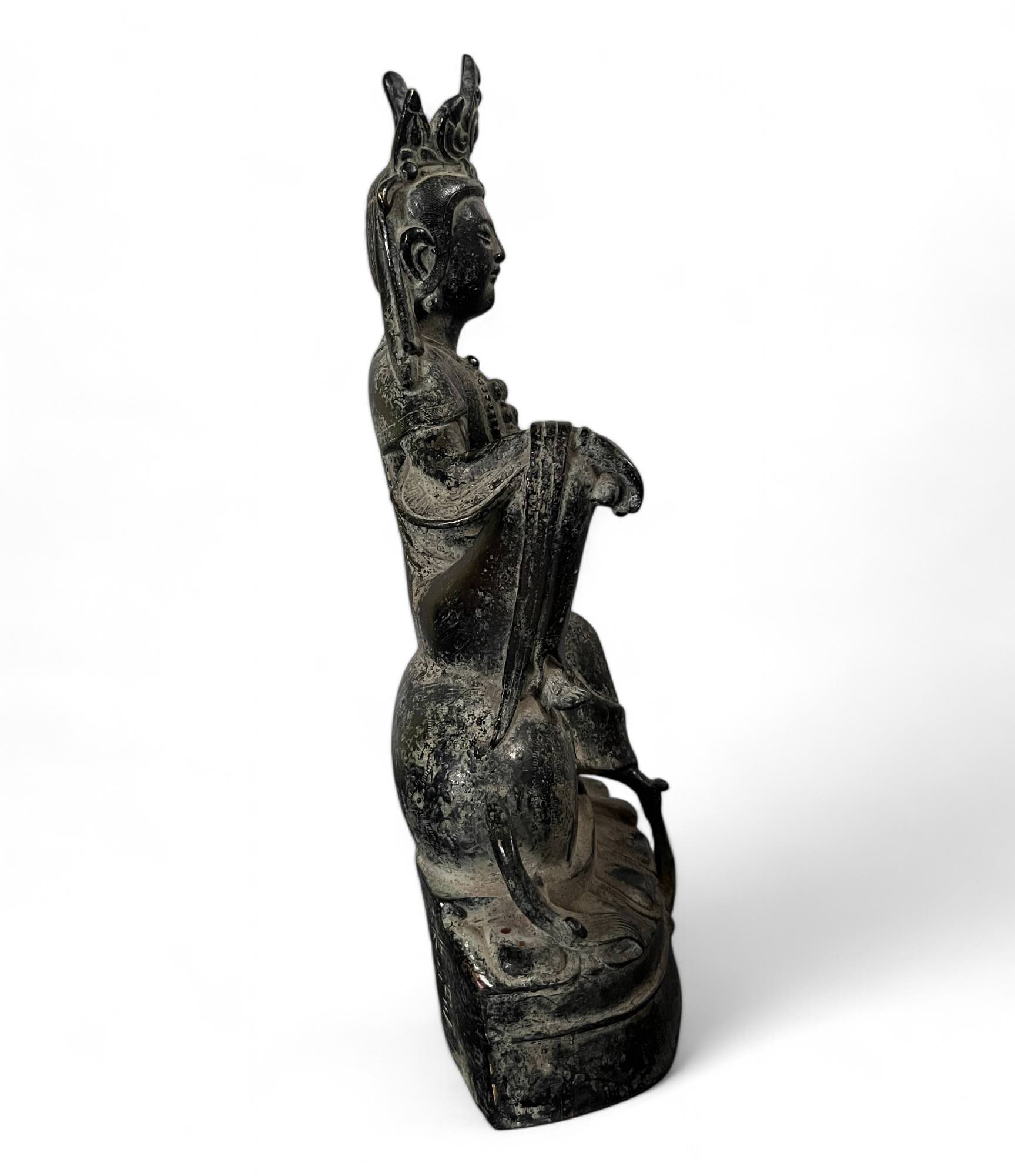 Guan Yin Skulptur auf Drachenlöwe, China Guan Yin Skulptur auf Drachenlöwe, China