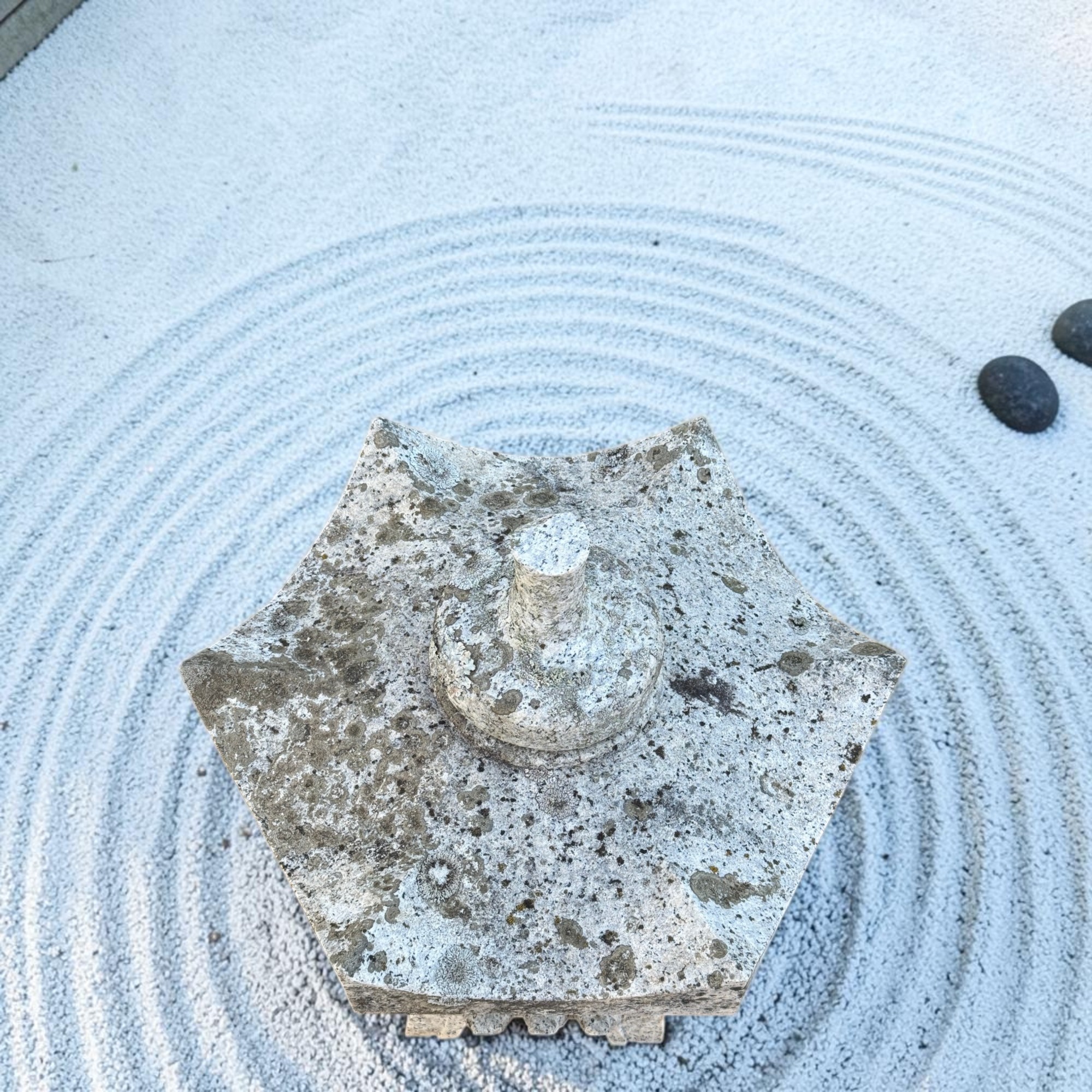 Alte japanische Steinlaterne aus Granit mit Patina - 65 cm