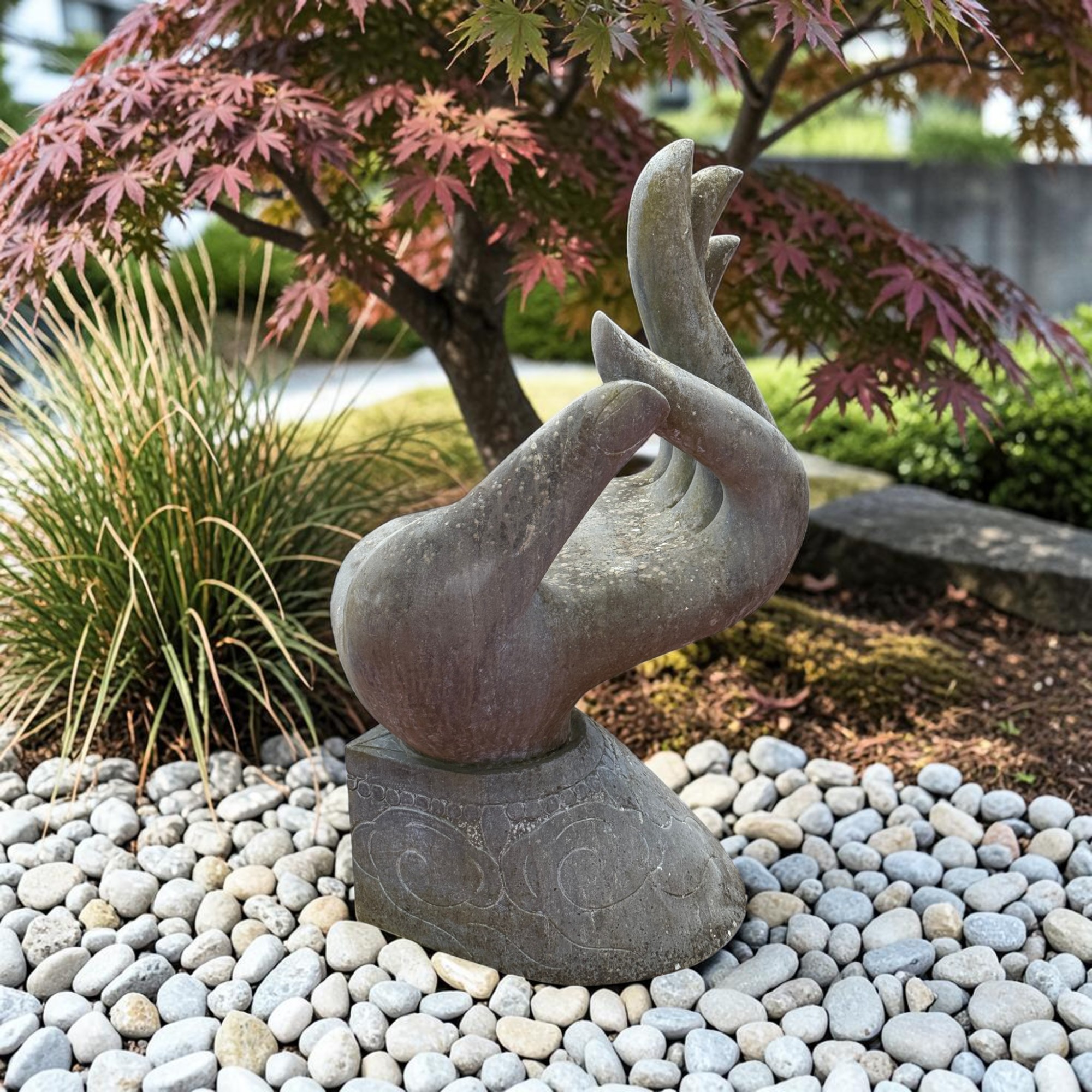 Buddha Hand mit Teaching Mudra aus Naturstein – Einzigartige Garten Sitzgelegenheit