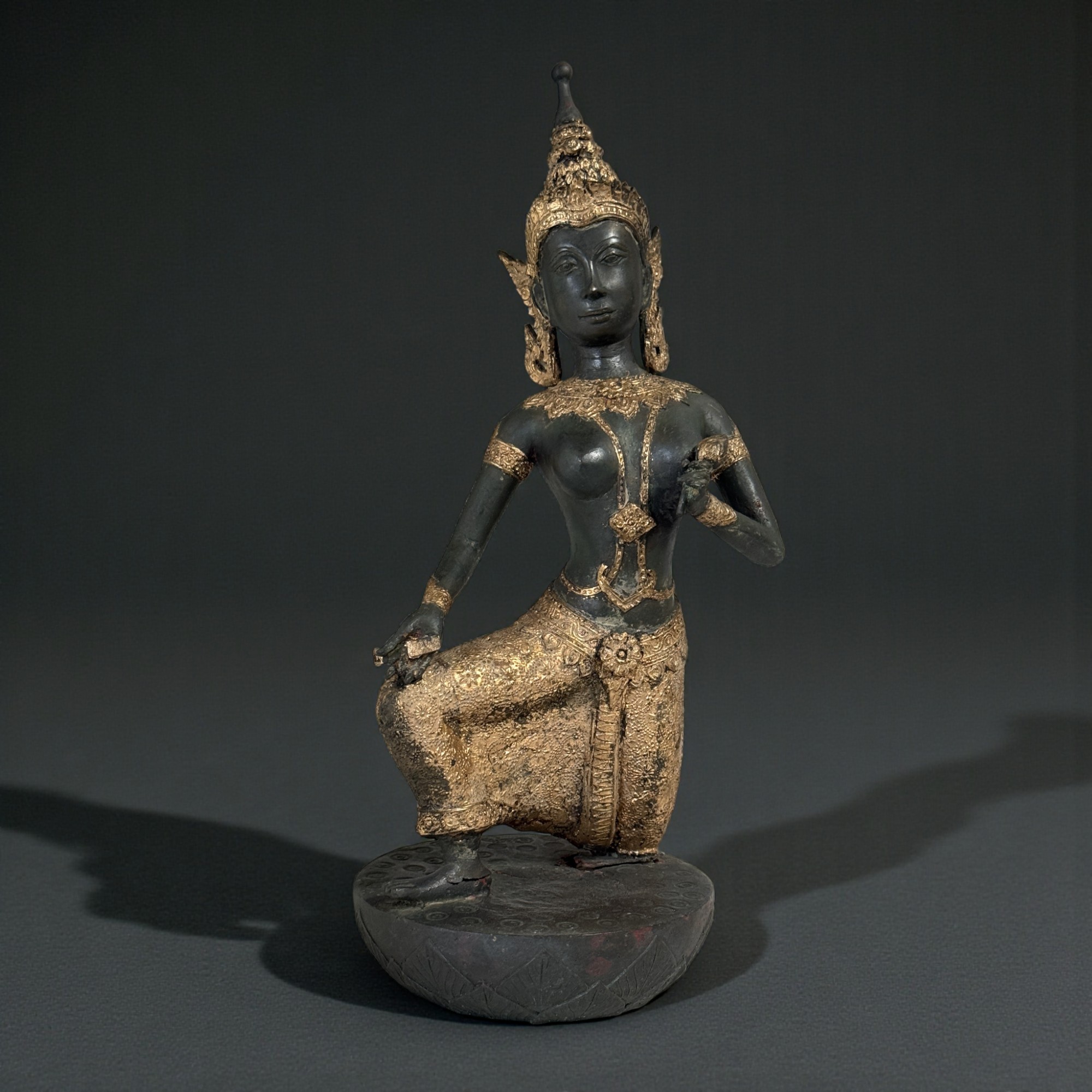 Thailand Tempeldiener Skulptur aus Bronze mit Lotusblume