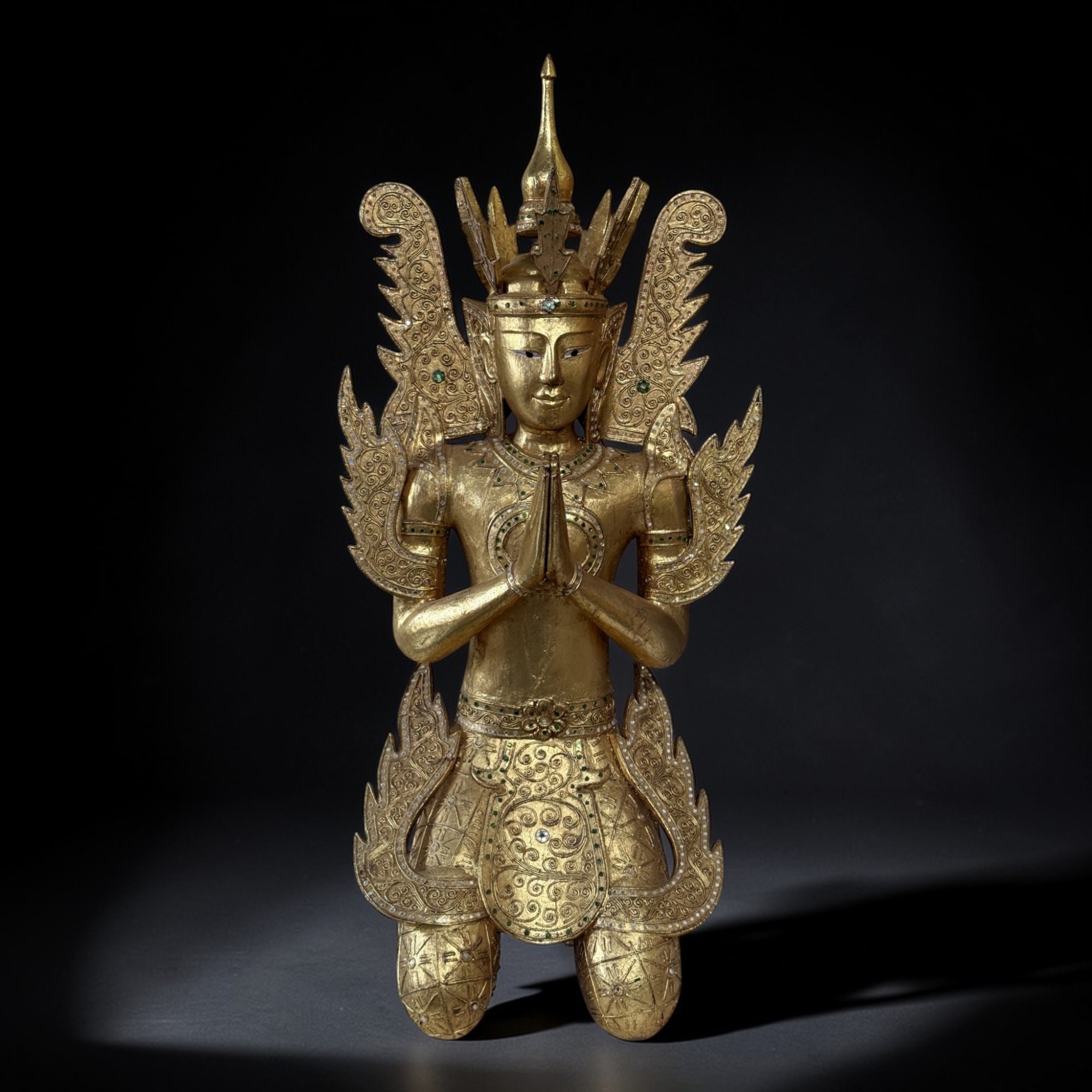 Prachtvoller Teppanom Tempelwächter aus Thailand – 95 cm Holzfigur mit Blattgold