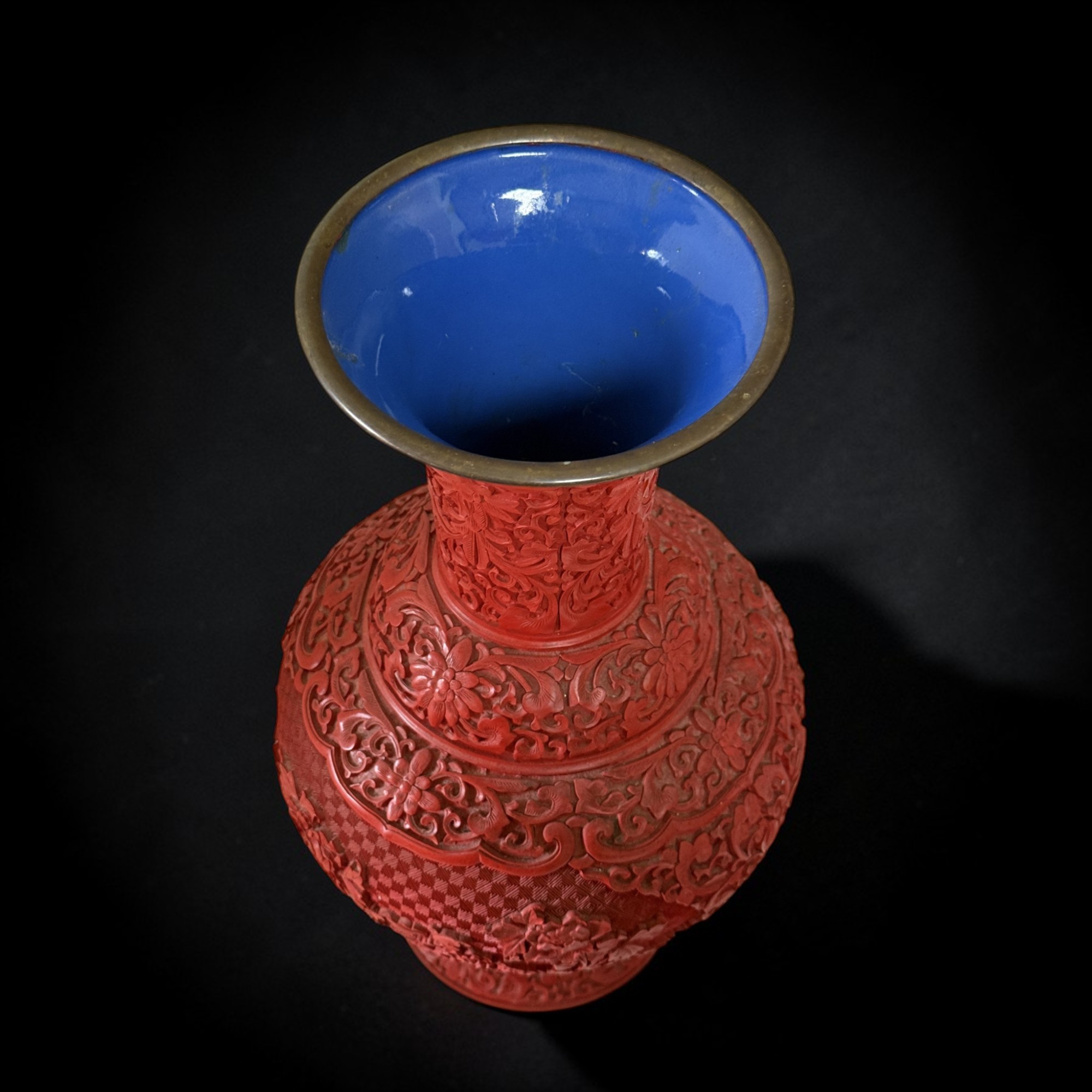 Chinesische Zinnoberlack-Vase – 38 cm, florale Schnitzerei, ca. 1990er Jahre