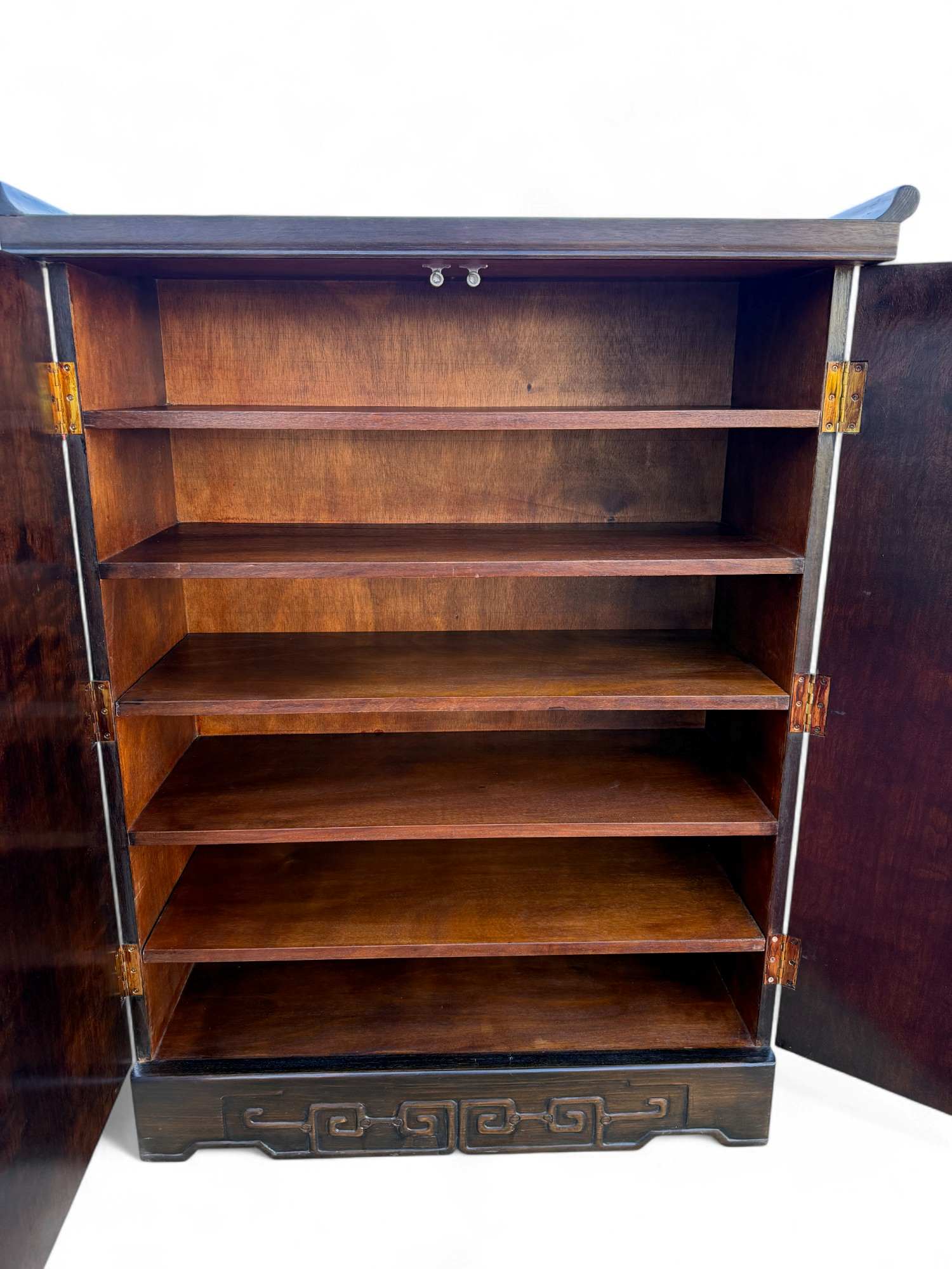 Chinesischer Schuhschrank mit Glückssymbolen – Holz, Messingbeschläge Chinesischer Schuhschrank mit Glückssymbolen – Holz, Messingbeschläge