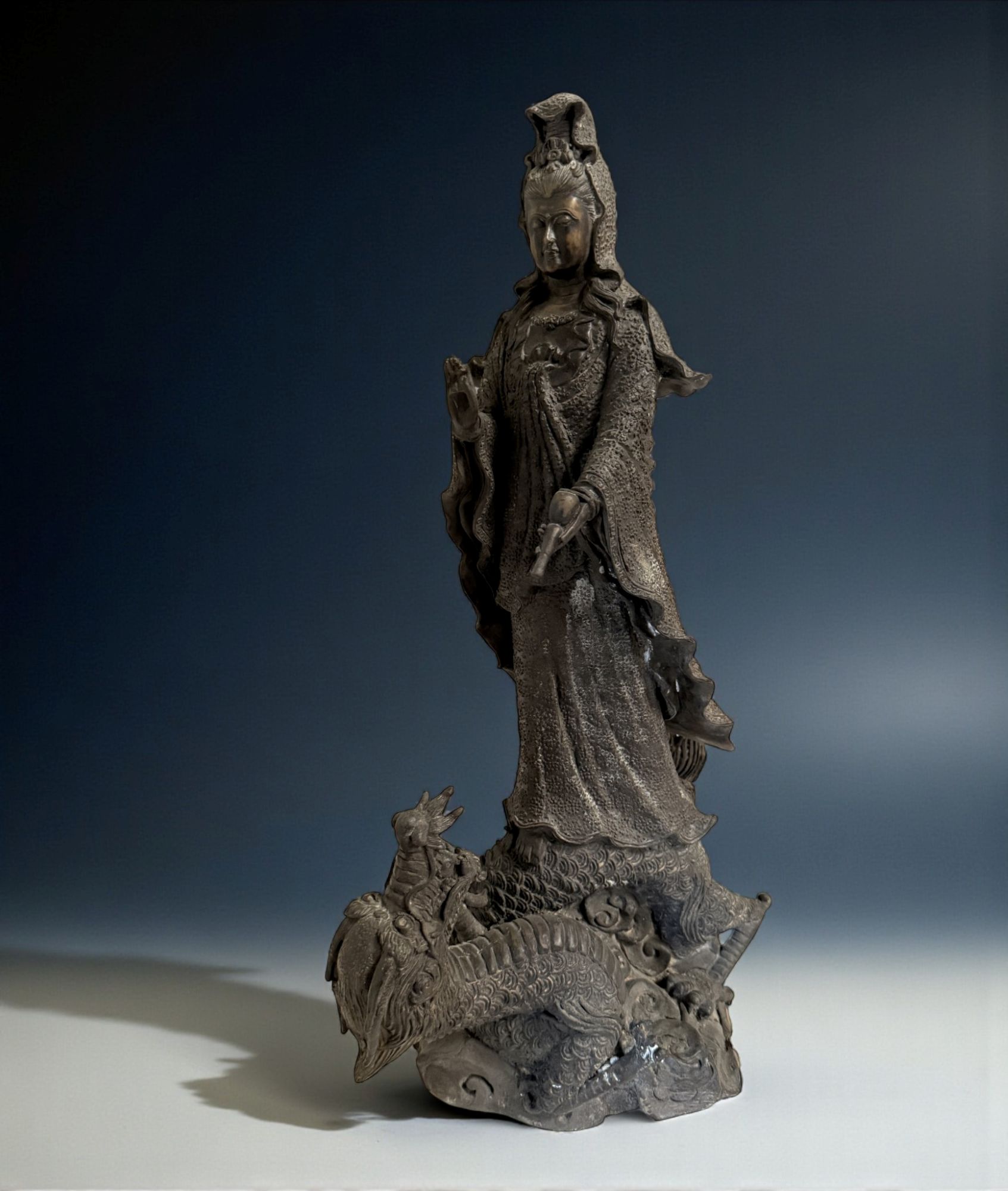 Buddha Figur Bronze Guanyin auf Drache 49cm groß