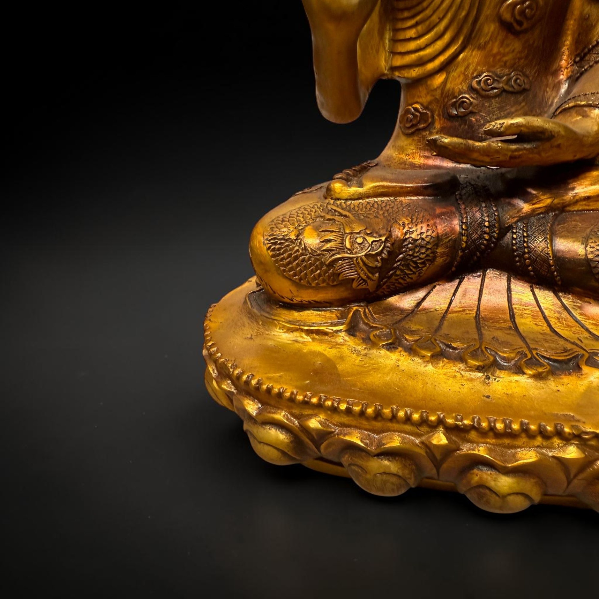 Bronze-Buddha 44 cm – Schutzgeste & Drachen – Sichuan China