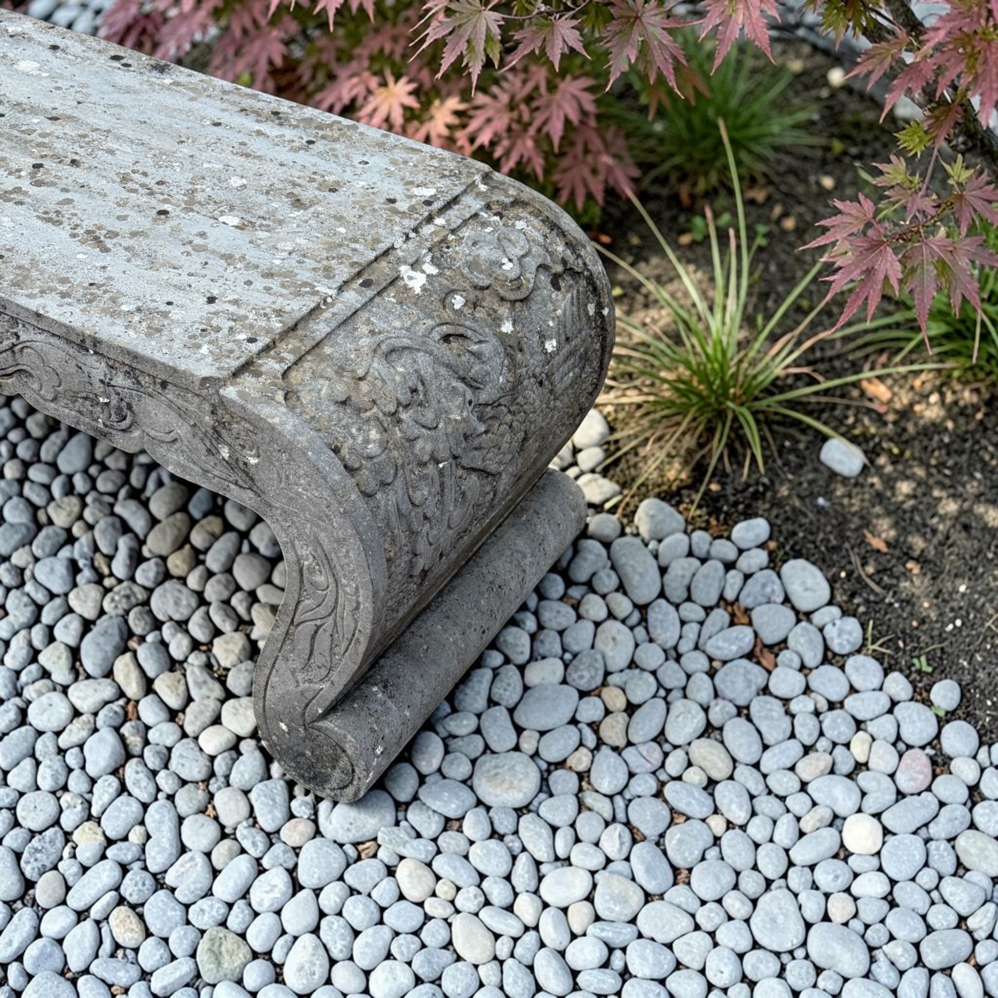 Bluestone Opiumbank mit Phönix-Relief – Alte Naturstein Gartenbank 120 cm