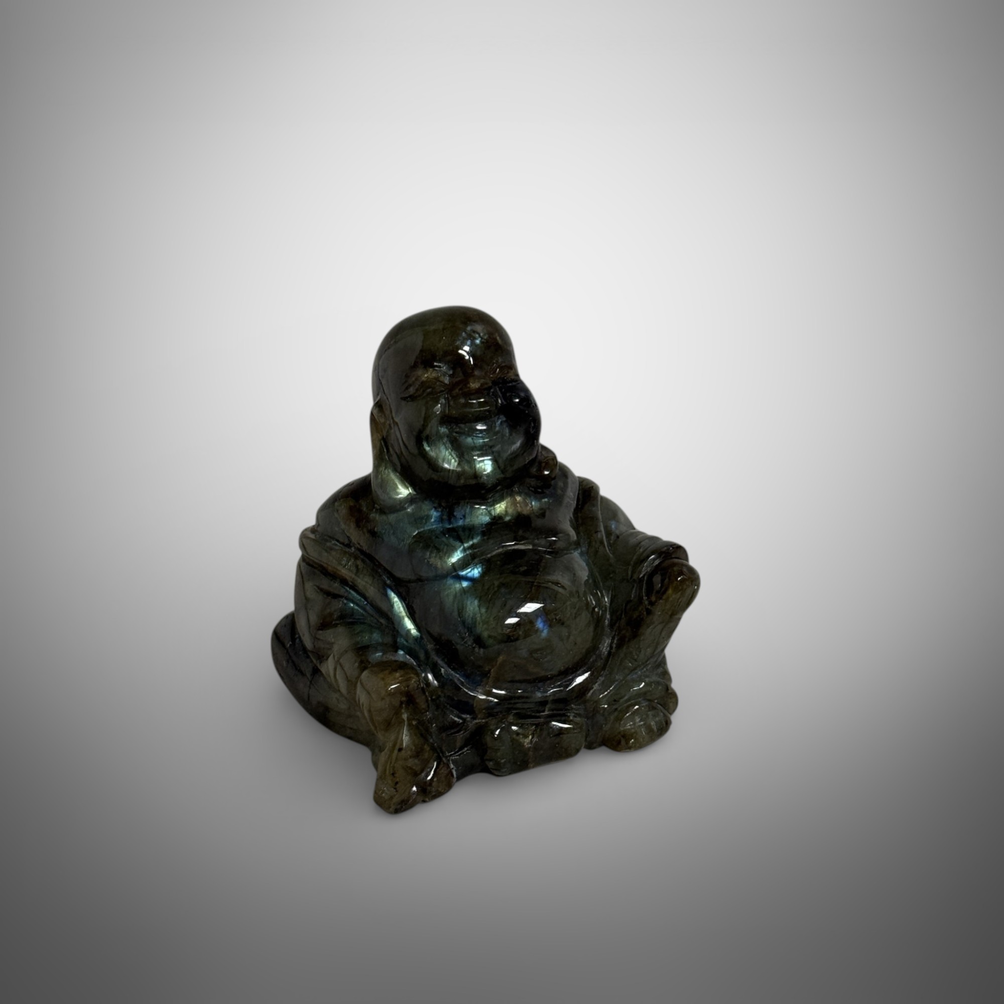 Happy Budai aus Labradorit – Glücksbuddha Edelstein Skulptur