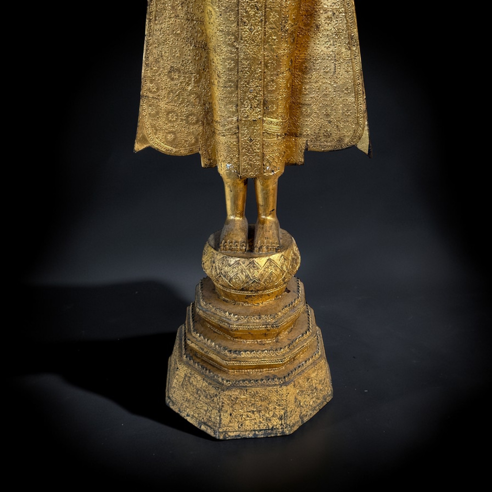 Alte Bronze-Statue: Wochentagsbuddha Mittwoch mit Almosenschale – 135 cm